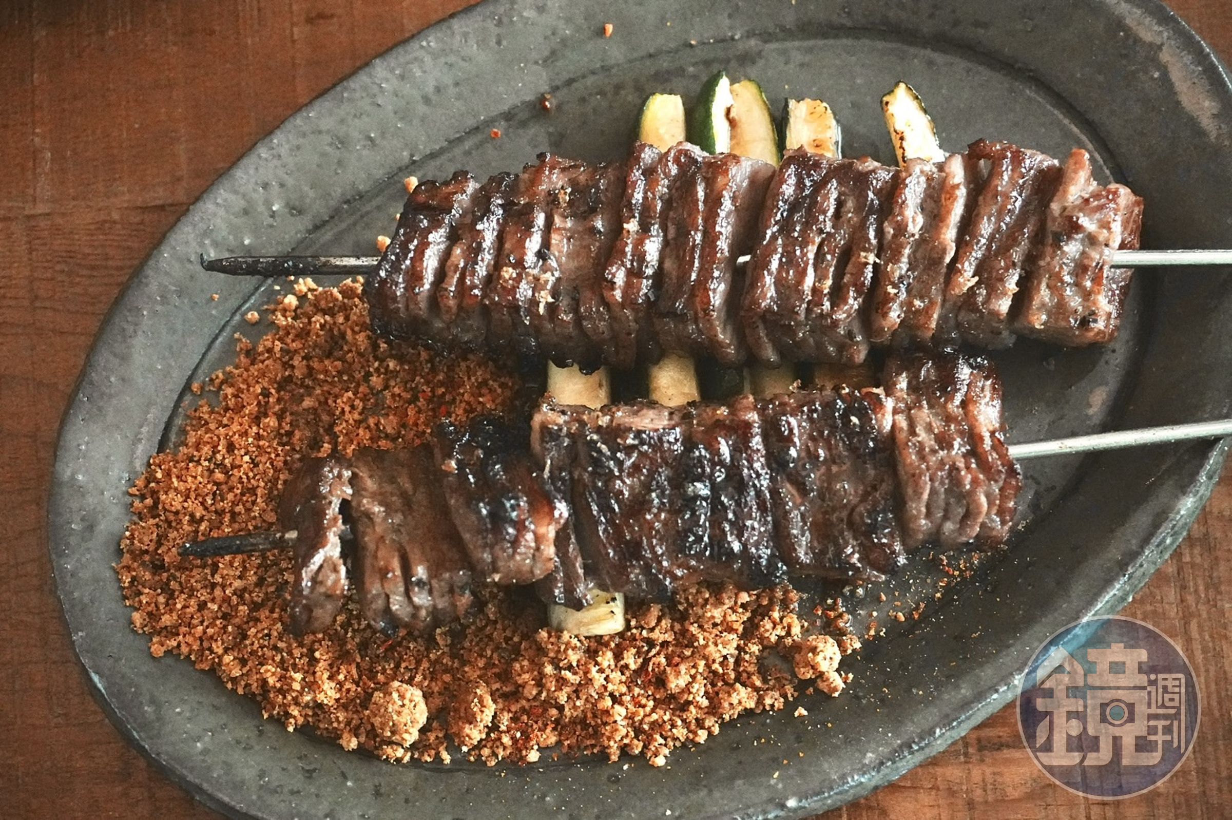 「香辣燒肉串串」不僅單吃滋味豐富，配著以大蒜、杏仁、油蔥酥等香料製成的乾粉入口，香氣與風味令人驚艷。（580元／份）                         