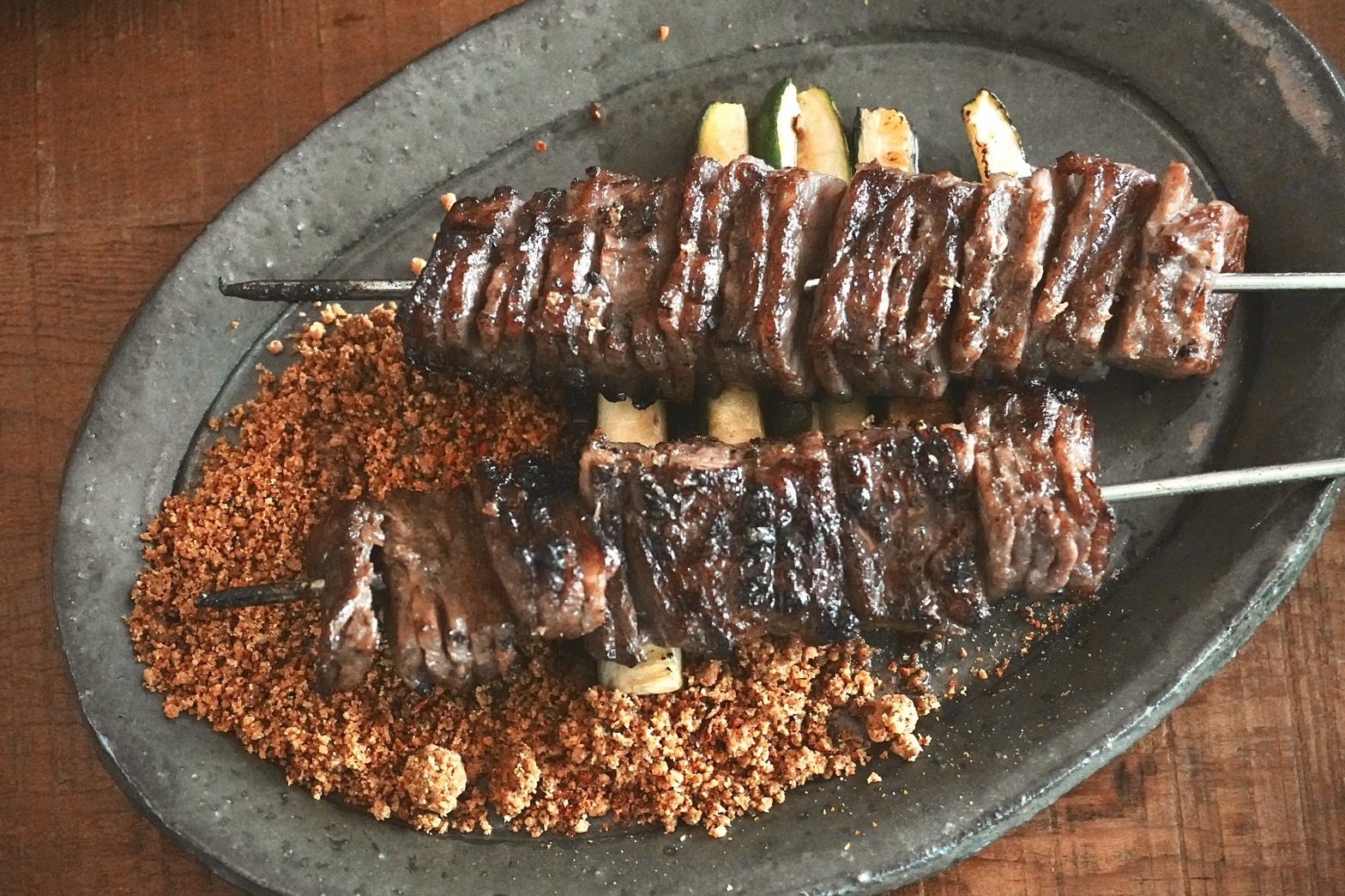 「香辣燒肉串串」不僅單吃滋味豐富，配著以大蒜、杏仁、油蔥酥等香料製成的乾粉入口，香氣與風味令人驚艷。（580元／份）                         