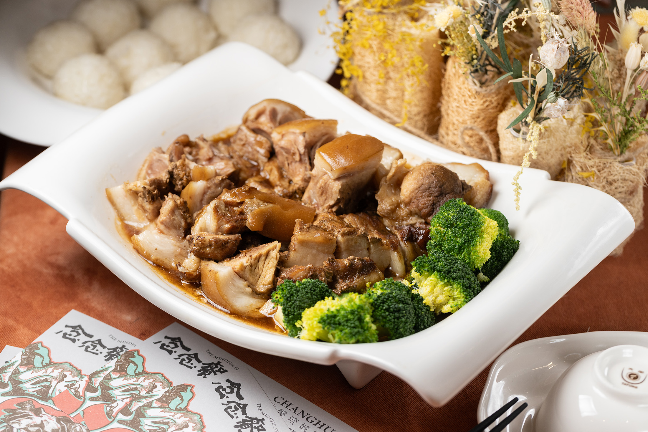 「爌肉飯」展現彰化人熱愛小吃的特質，使用豬後腿肉且不油炸，還能挑部位。