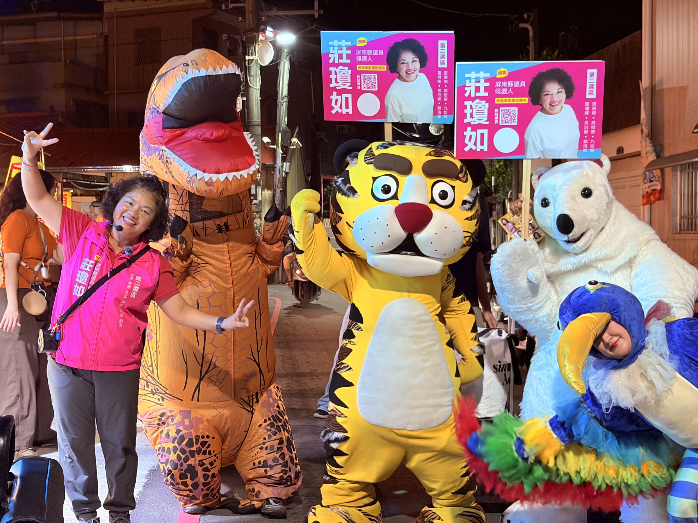 莊瓊如過去曾在紙風車劇團工作20多年，這次將兒童表演元素帶進拜票行程，讓地方活動增添親子互動的趣味。（莊瓊如議員候選人提供）
