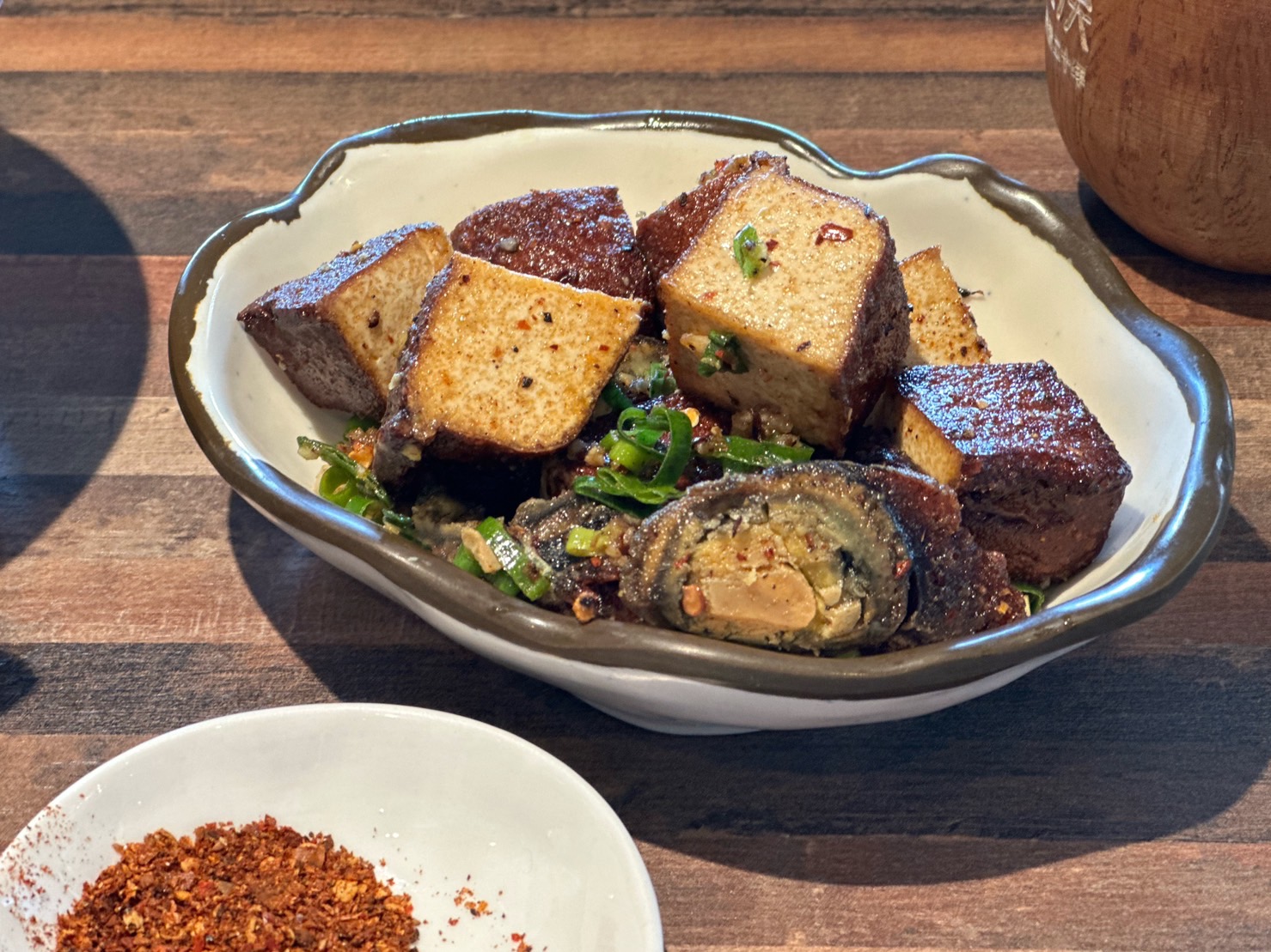 推薦必點小菜之一「皮蛋炸豆干」。（60元／份）