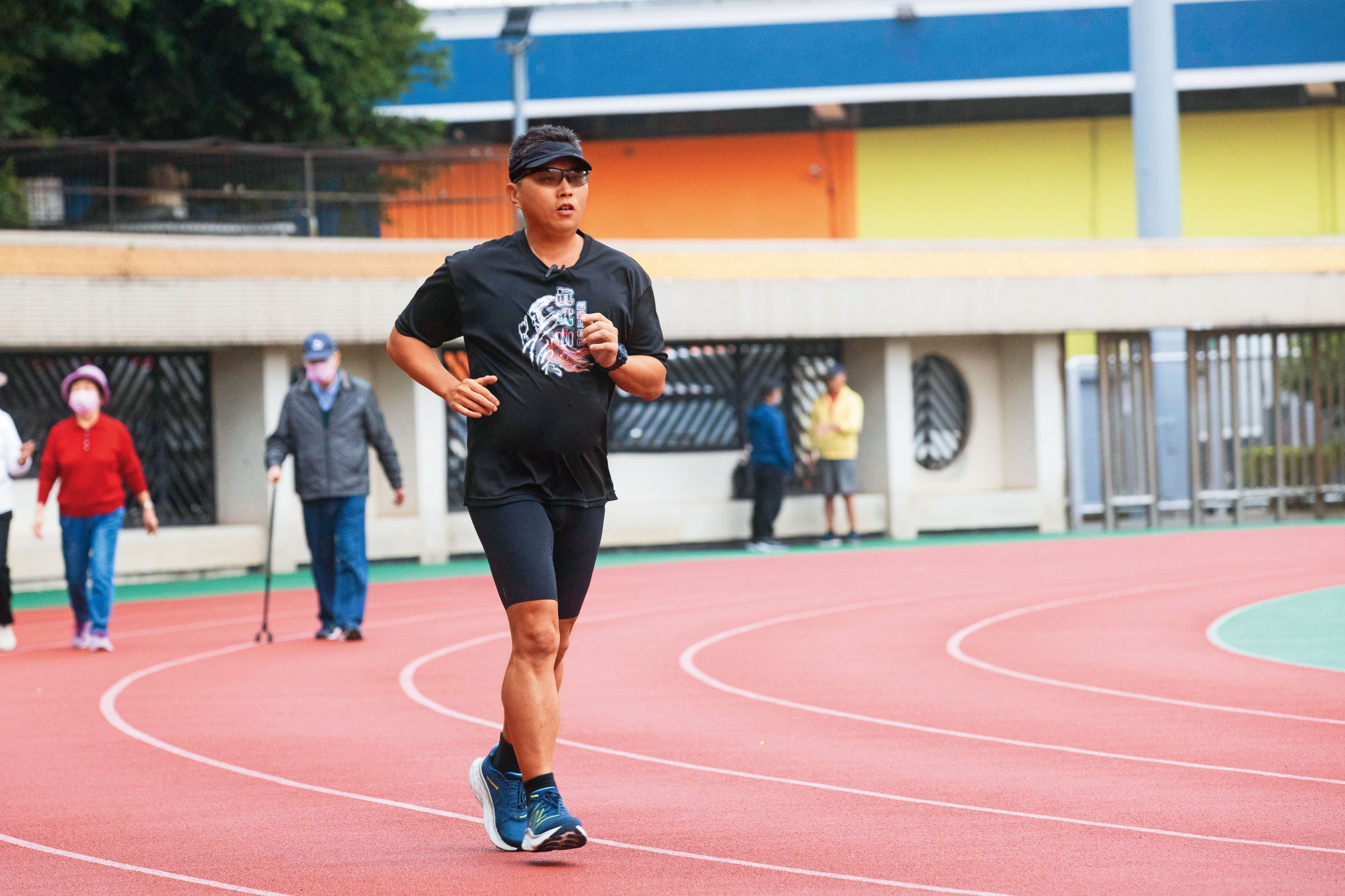 王仲麟長抱0056達12年，本金550萬元就能月領息2.5萬元，比砸大錢買房收租更有感。