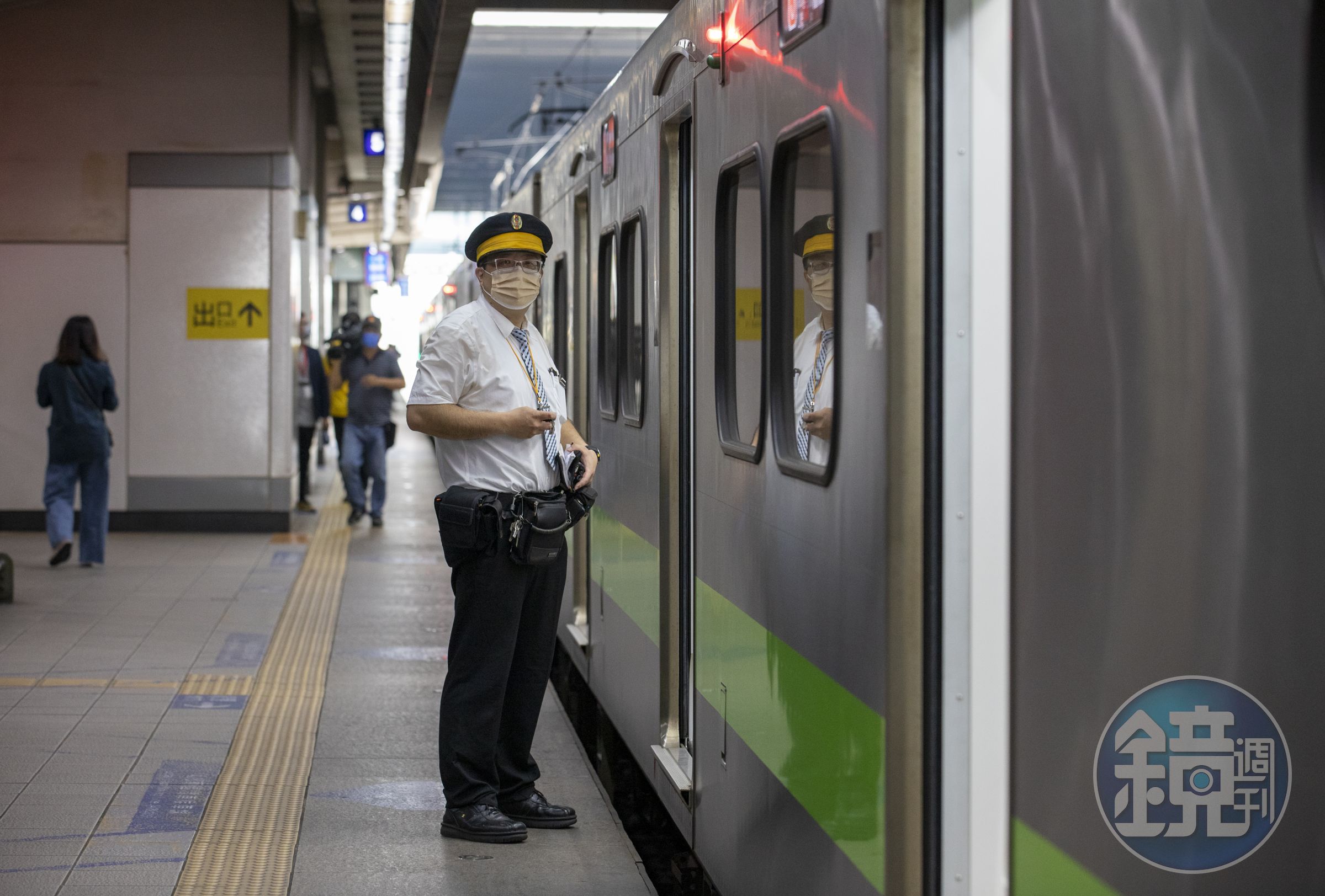 今(26日)晚間6時,台鐵車上一名女性乘客突然暴走,拿下車廂內的「緊急破窗鎚」猛砸車窗。