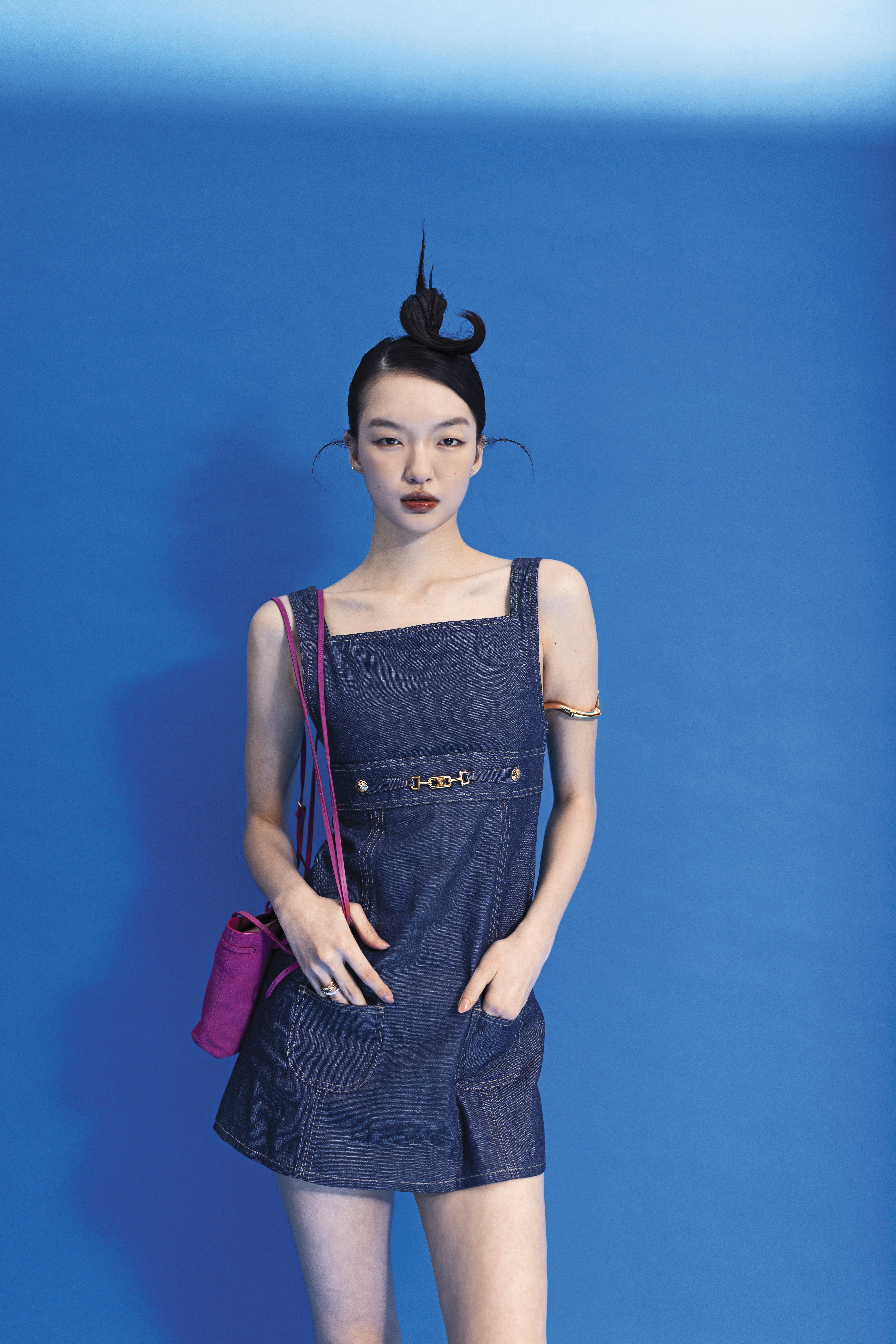 原色牛仔布高腰迷你連身裙 NT$63,000 by CELINE  / 麂皮萬用包 NT$39,000 by MIU MIU