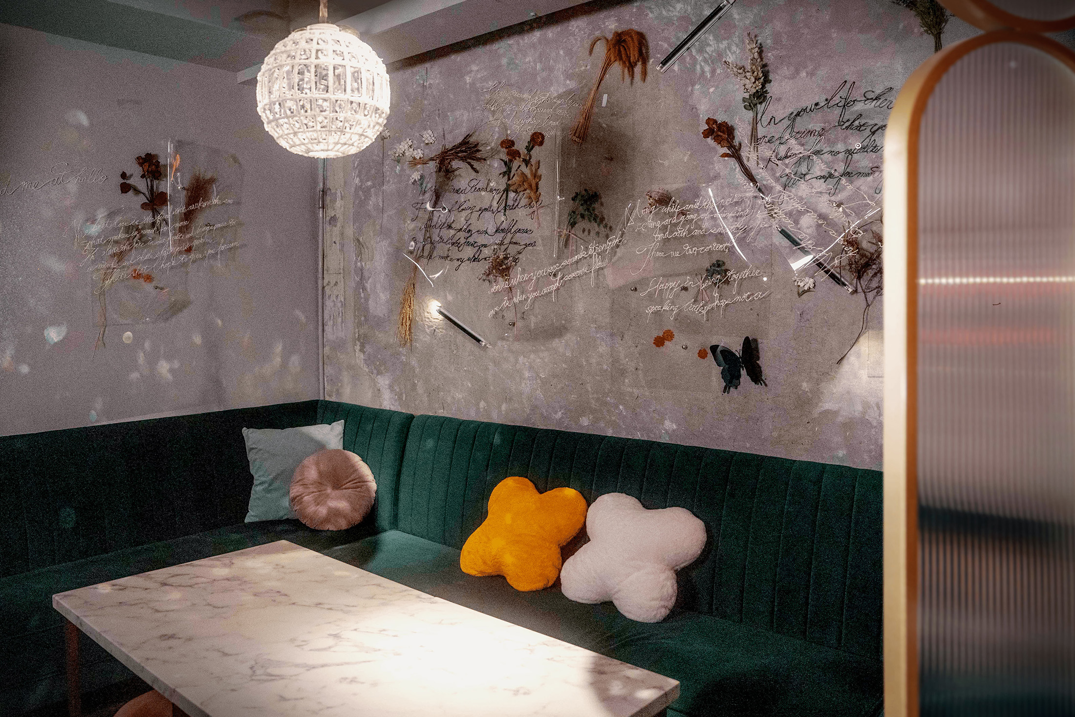 除了吧台及高腳椅座位區，餐酒館內也有包廂座位區。（P.S. I Love You Bar & Bistro提供）