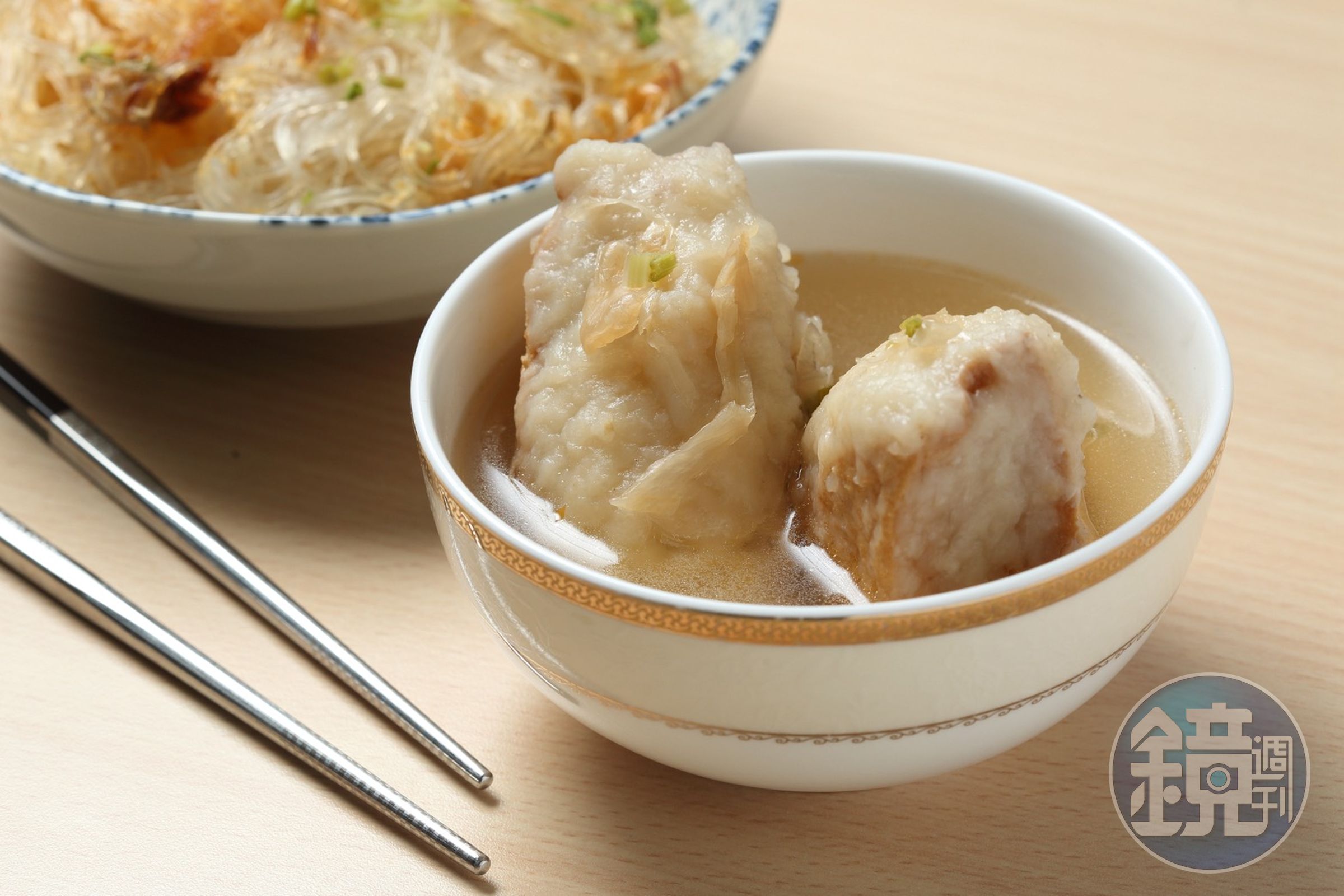 基隆魚丸伯仔的豆干包和魚丸都是當天手工現作，煮熟後的湯水成為鮮甜高湯的基底，相當美味。（鏡週刊提供）