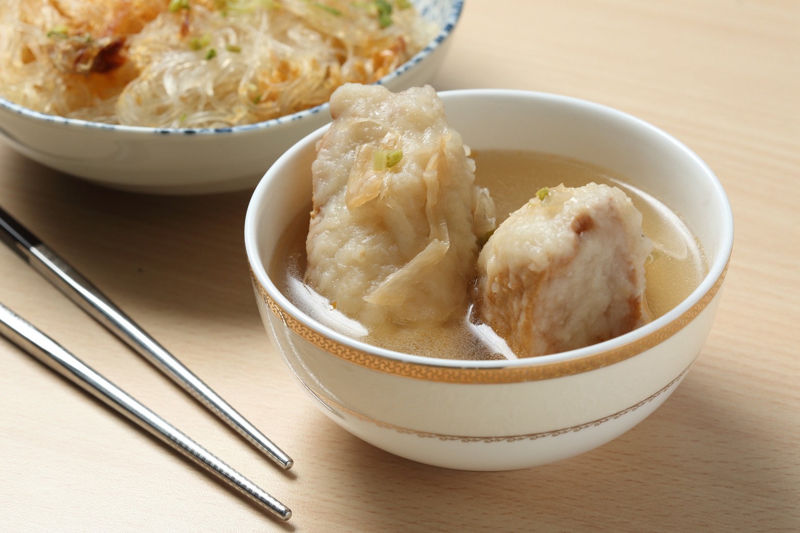 基隆魚丸伯仔的豆干包和魚丸都是當天手工現作，煮熟後的湯水成為鮮甜高湯的基底，相當美味。（鏡週刊提供）