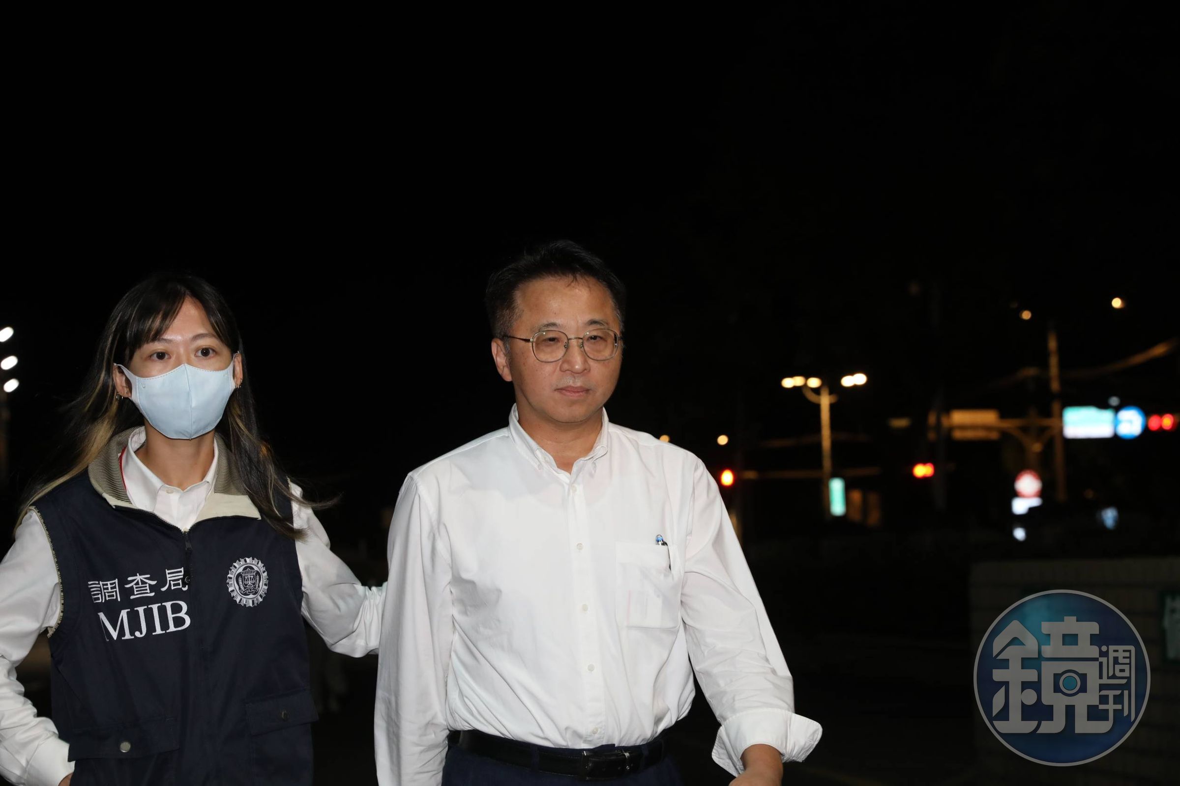新光人壽副總經埋張良梓以100萬元交保。