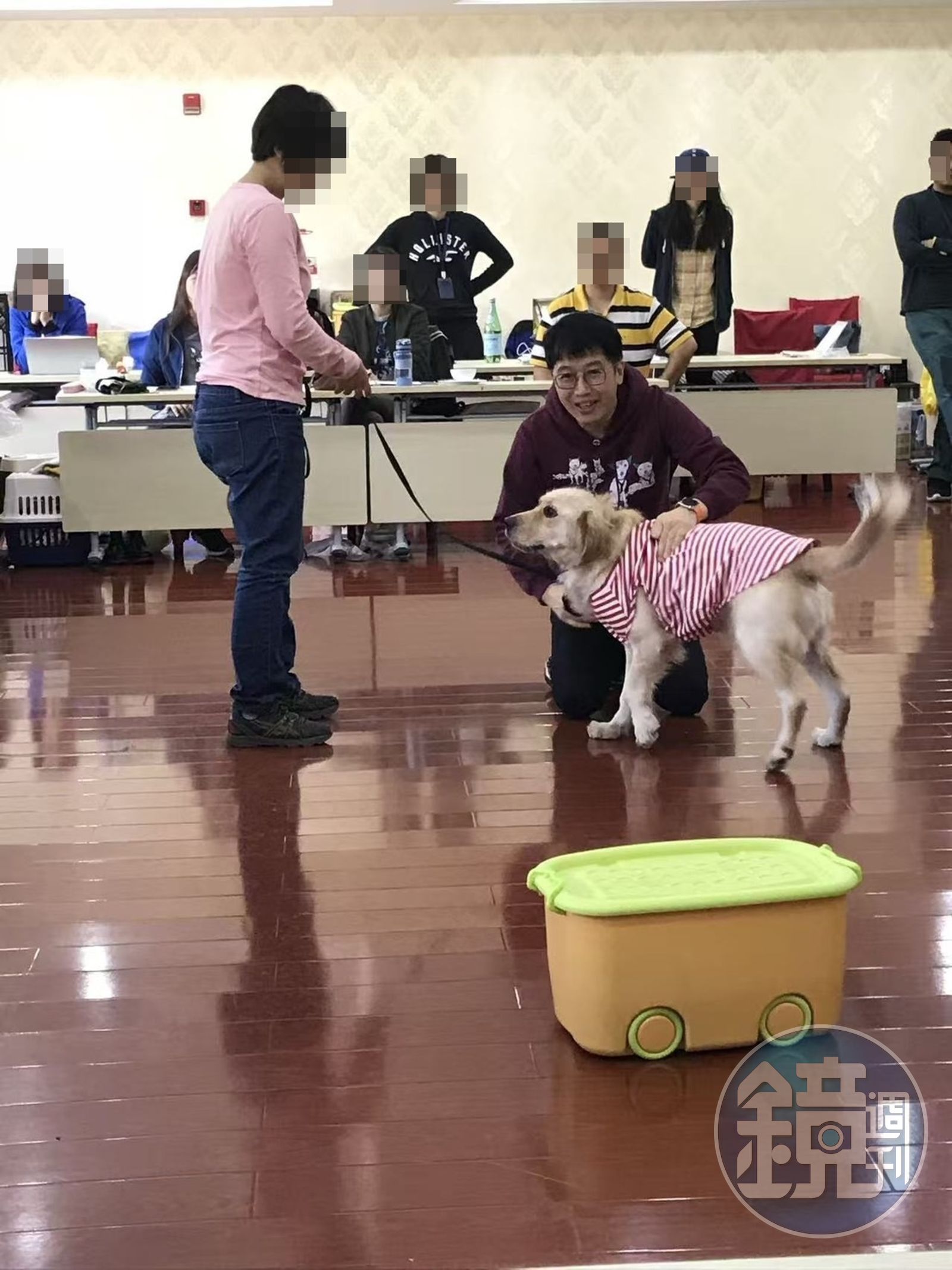 戴更基要求學生量體重，並對其身材羞辱。（讀者提供）