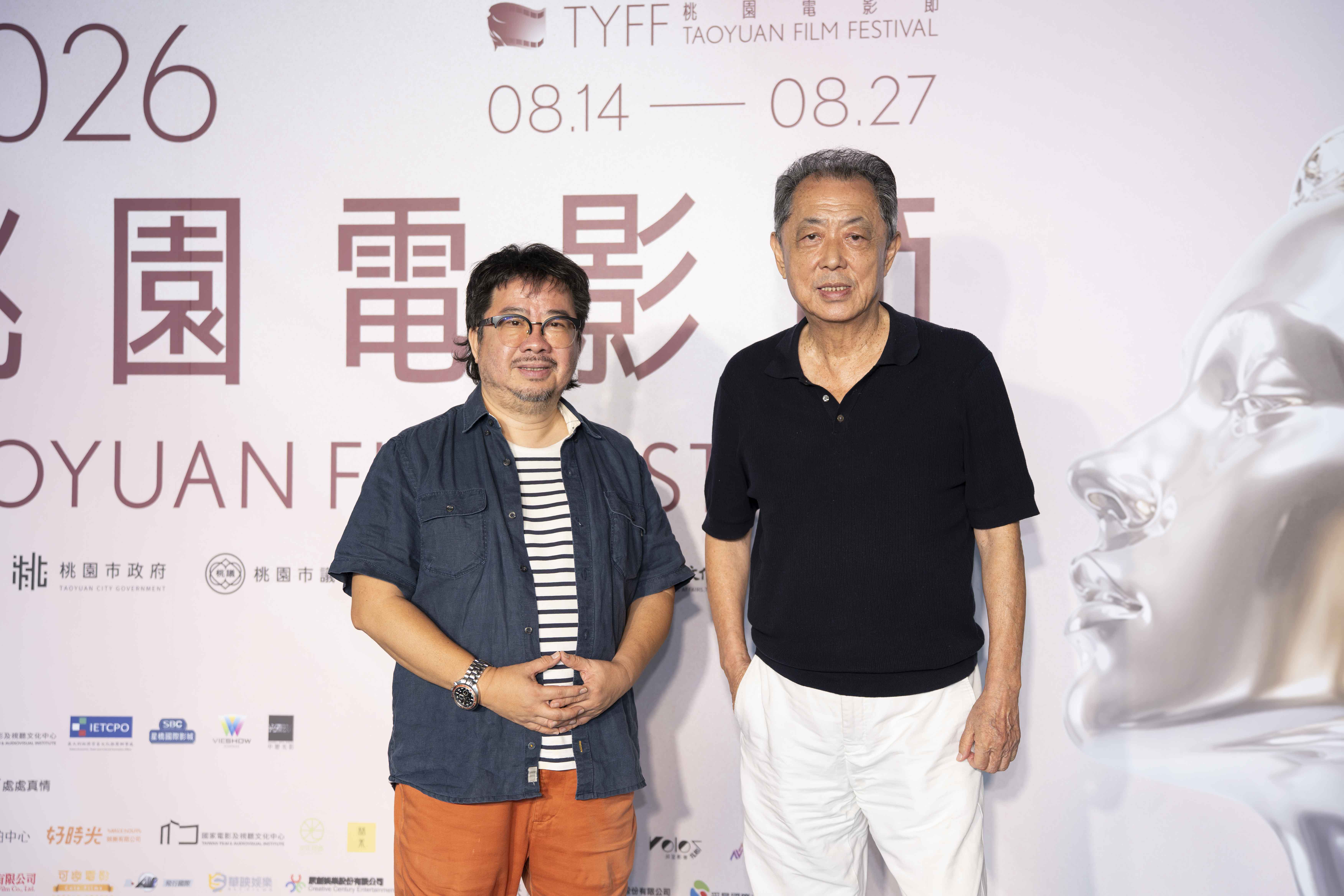 導演朱延平與國家影視聽中心董事長褚明仁回憶當年與已故喜劇巨星許不了合作《小丑與天鵝》的故事。(桃園電影節提供)