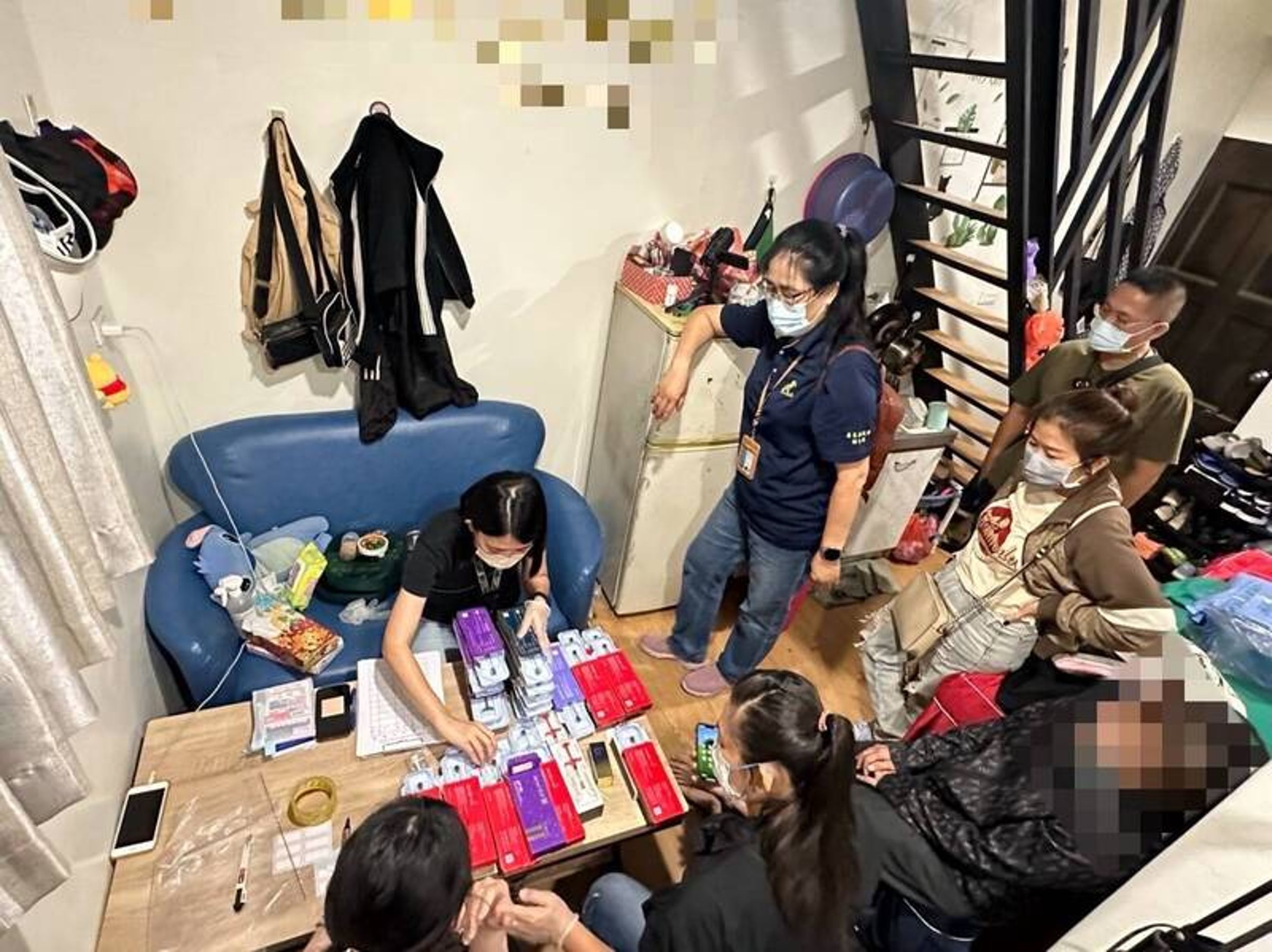 移民署查獲越南移工非法進行醫療行為,在其據點查扣300多件醫療相關器材。(移民署屏東專勤隊提供)