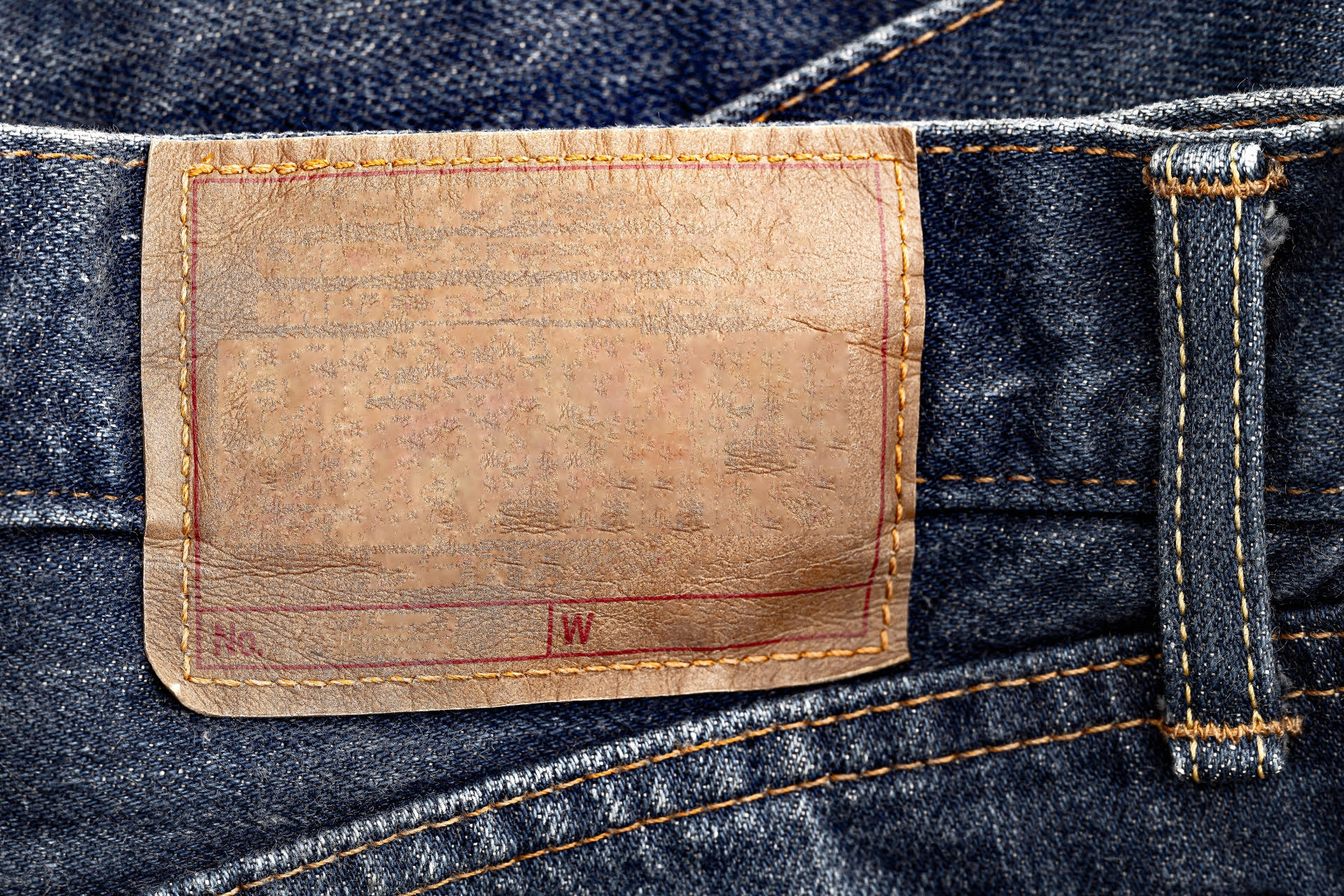 不只放Logo!牛仔褲腰「皮牌」還有1功用 揭Levi's雙馬皮牌百年真相