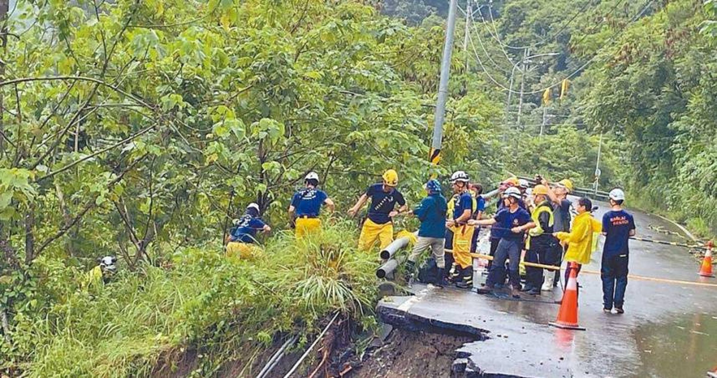 高雄市桃源區台20線南橫公路去年發生坍塌事故，至今3名家屬遺體始終未尋獲。（高雄市消防局提供）
