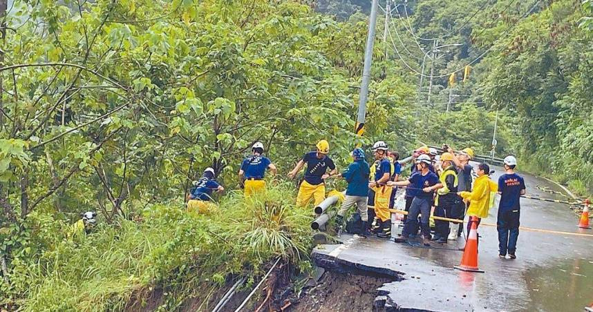 南橫公路81.1公里處坍塌現場，山谷深達150公尺，搜救人員冒險垂降尋人。（高雄市消防局提供）