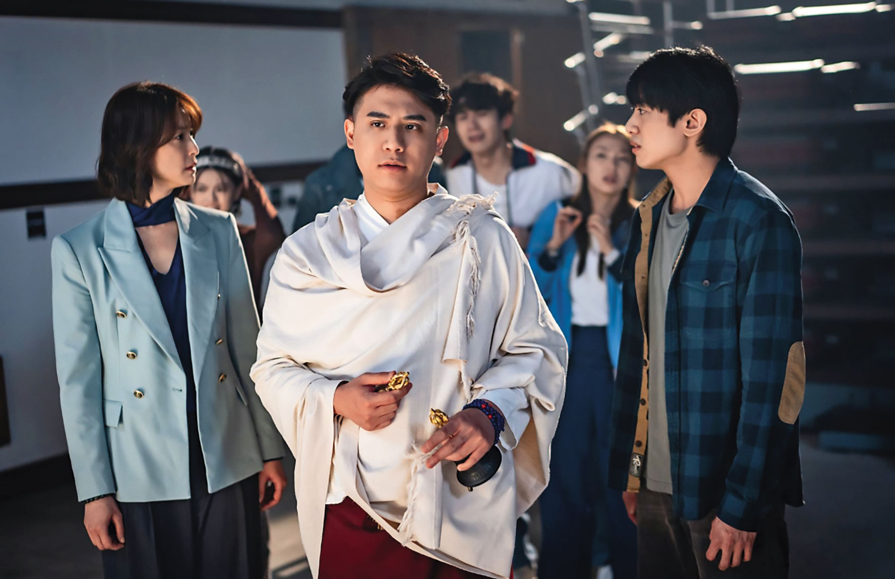 網紅禪師熊仁謙（前中）人氣很高，今年初還演出電影《啵me之我的青春住了鬼》。（風暴國際提供）