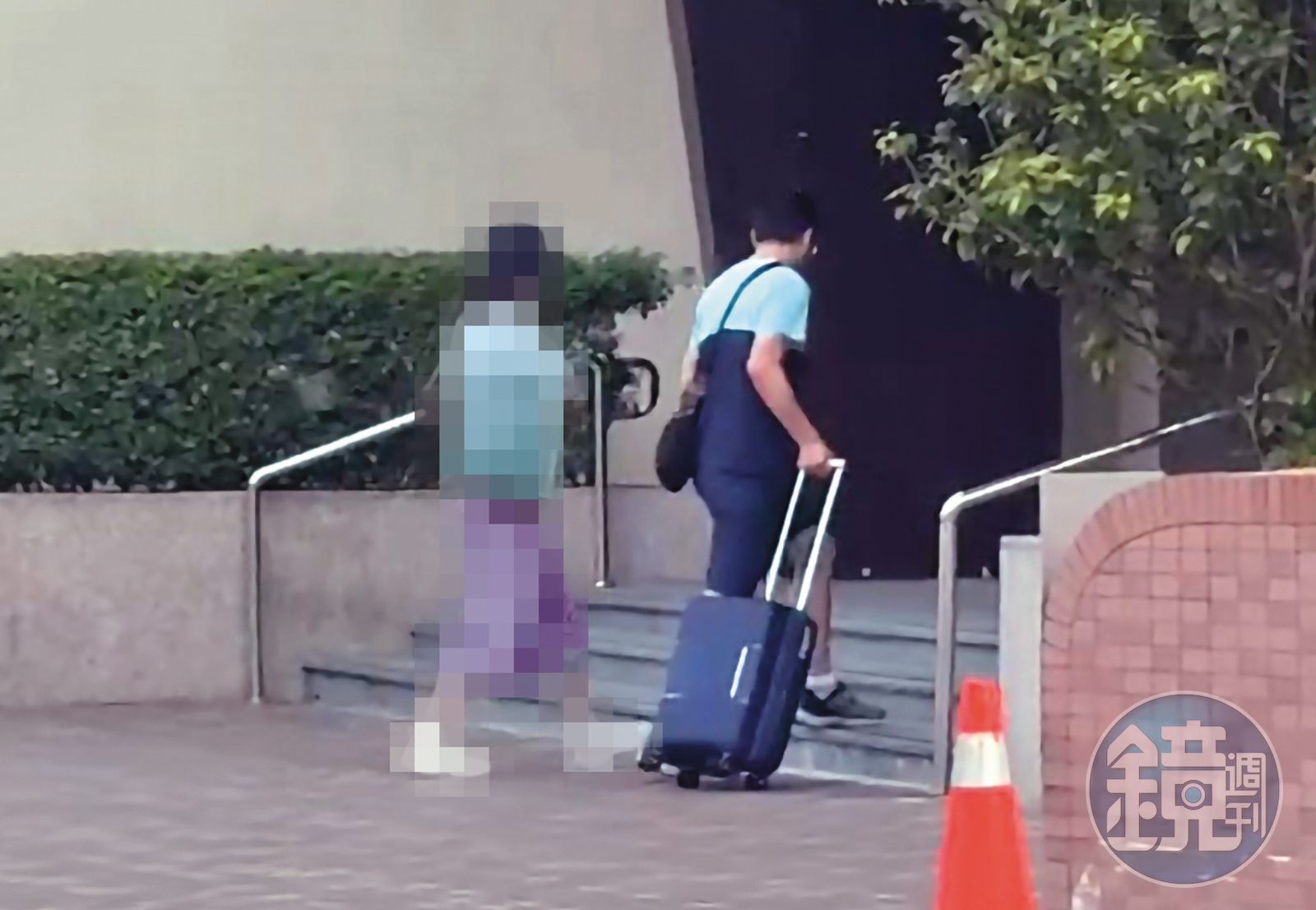 許育健(右)與多名教育圈內人偷情,寒暑假期間最為頻繁