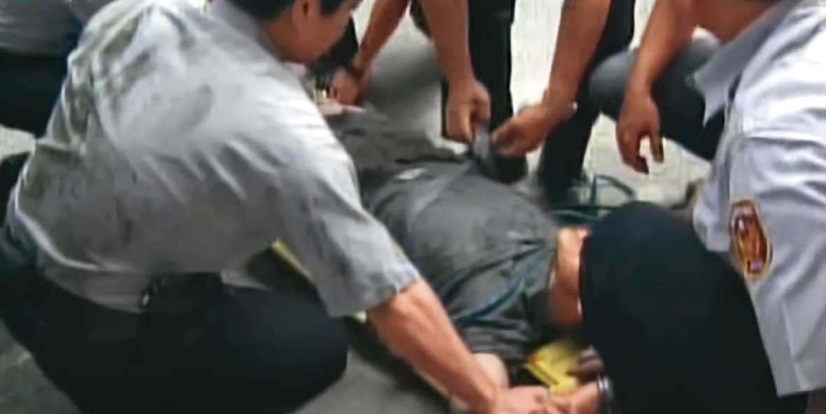 警方圍捕張姓凶手，張頑強抵抗，最後遭警方開槍擊中，壓制在地。（翻攝東森新聞）