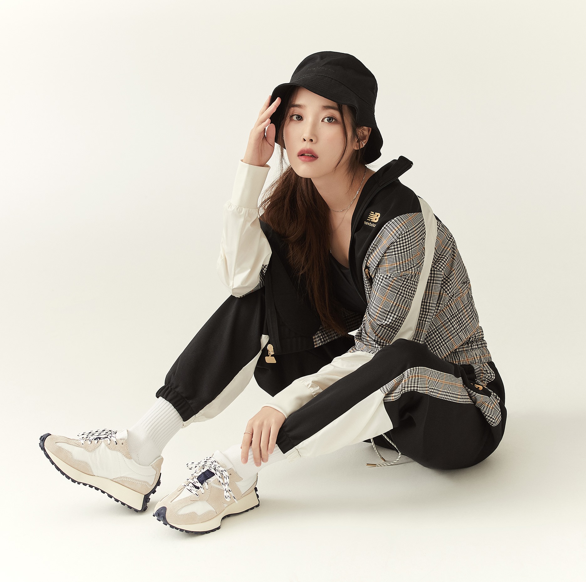 New Balance請到韓國知名歌手IU代言後,經典鞋款327銷量一路攀升。(翻攝New Balance官網)