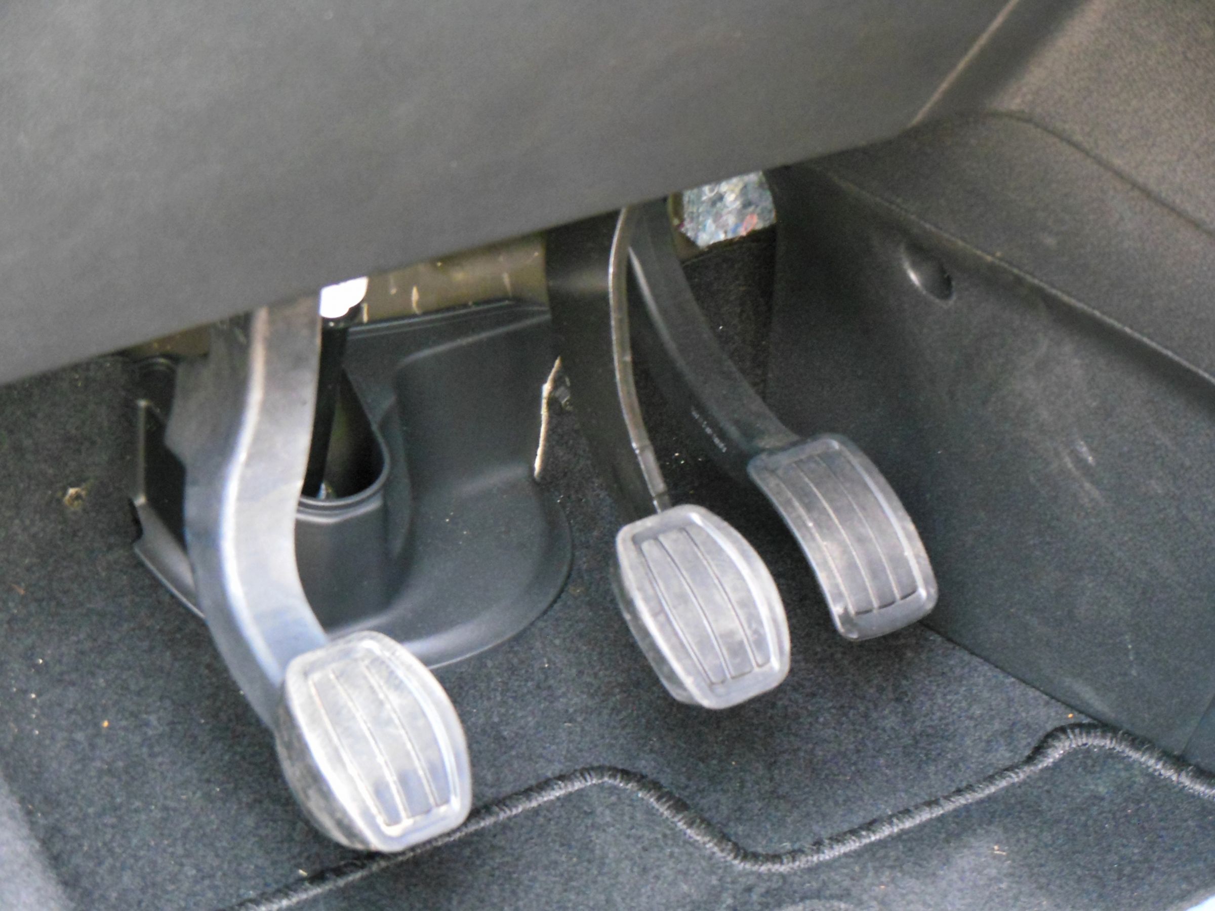 中國蔚來汽車傳出有女駕駛在正常行駛下,竟輕易踩斷油門踏板。(示意圖,photoAC)
