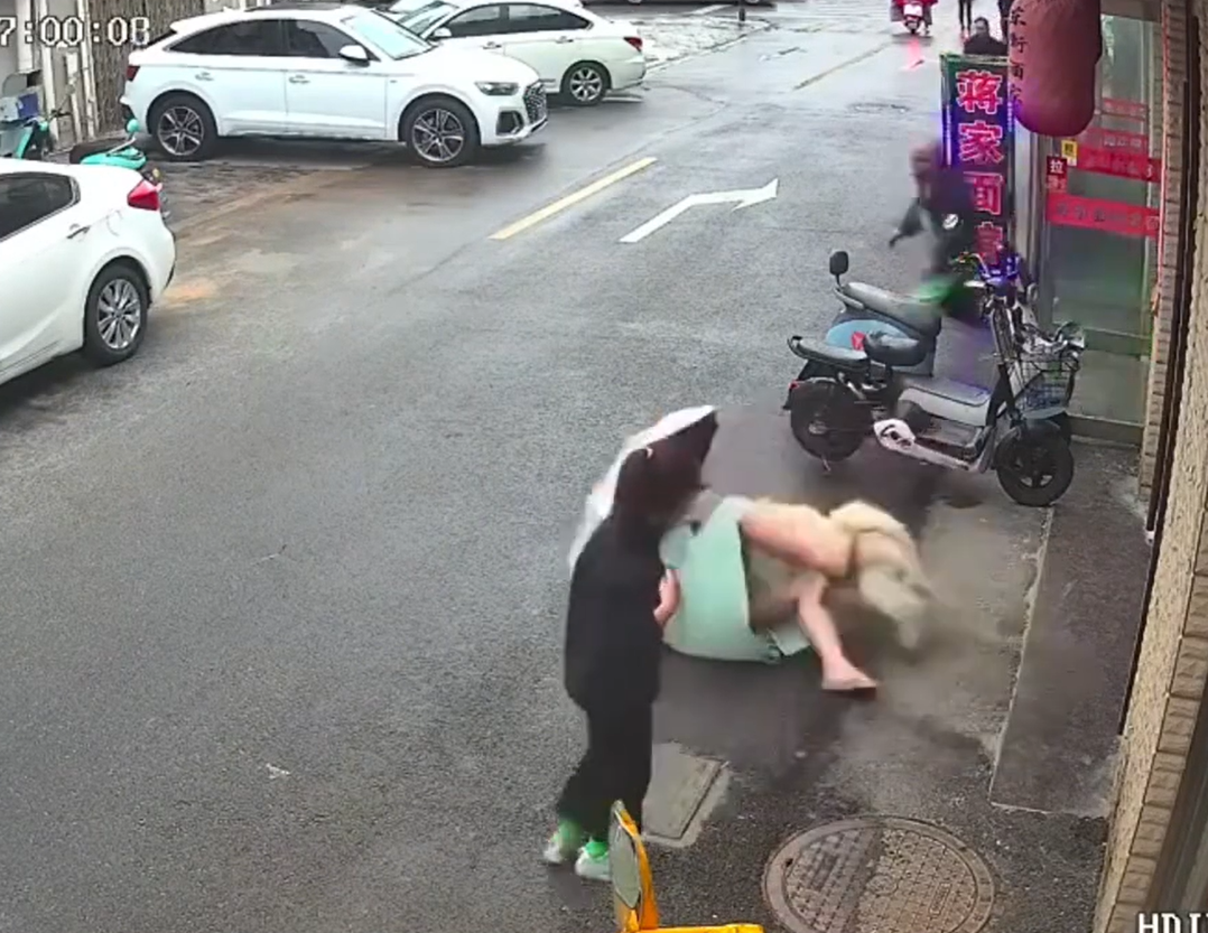 人妻摸狗狗不久，即遭狗狗硬上反撲攻擊。（翻自微博）
