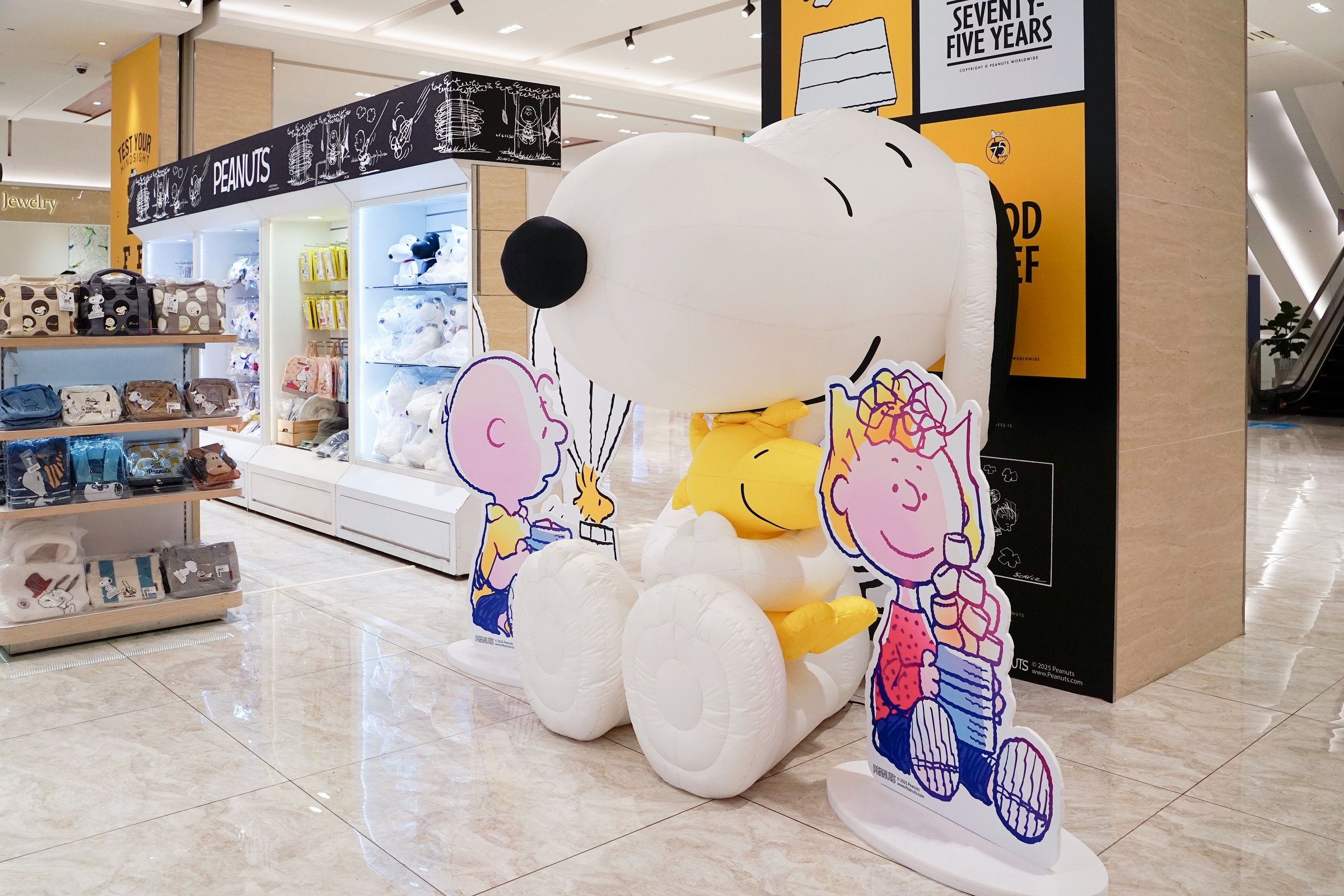 史努比主題快閃店設有200公分高的巨型充氣史努比與館內多處期間限定的可愛打卡造景。（澎坊購物休閒廣場提供）