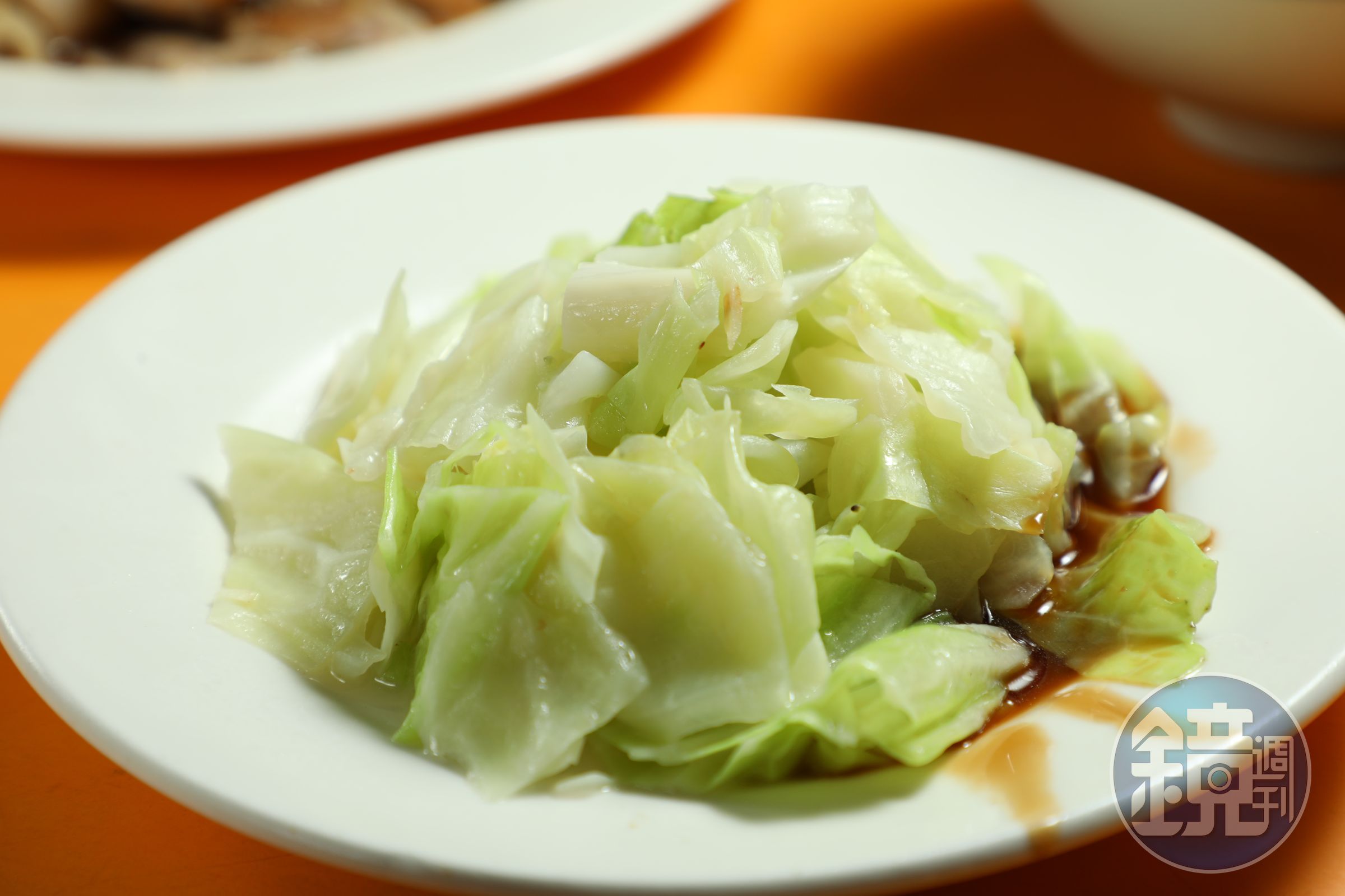 老滷汁讓簡單的「燙高麗菜」更有滋味。（30元／份）