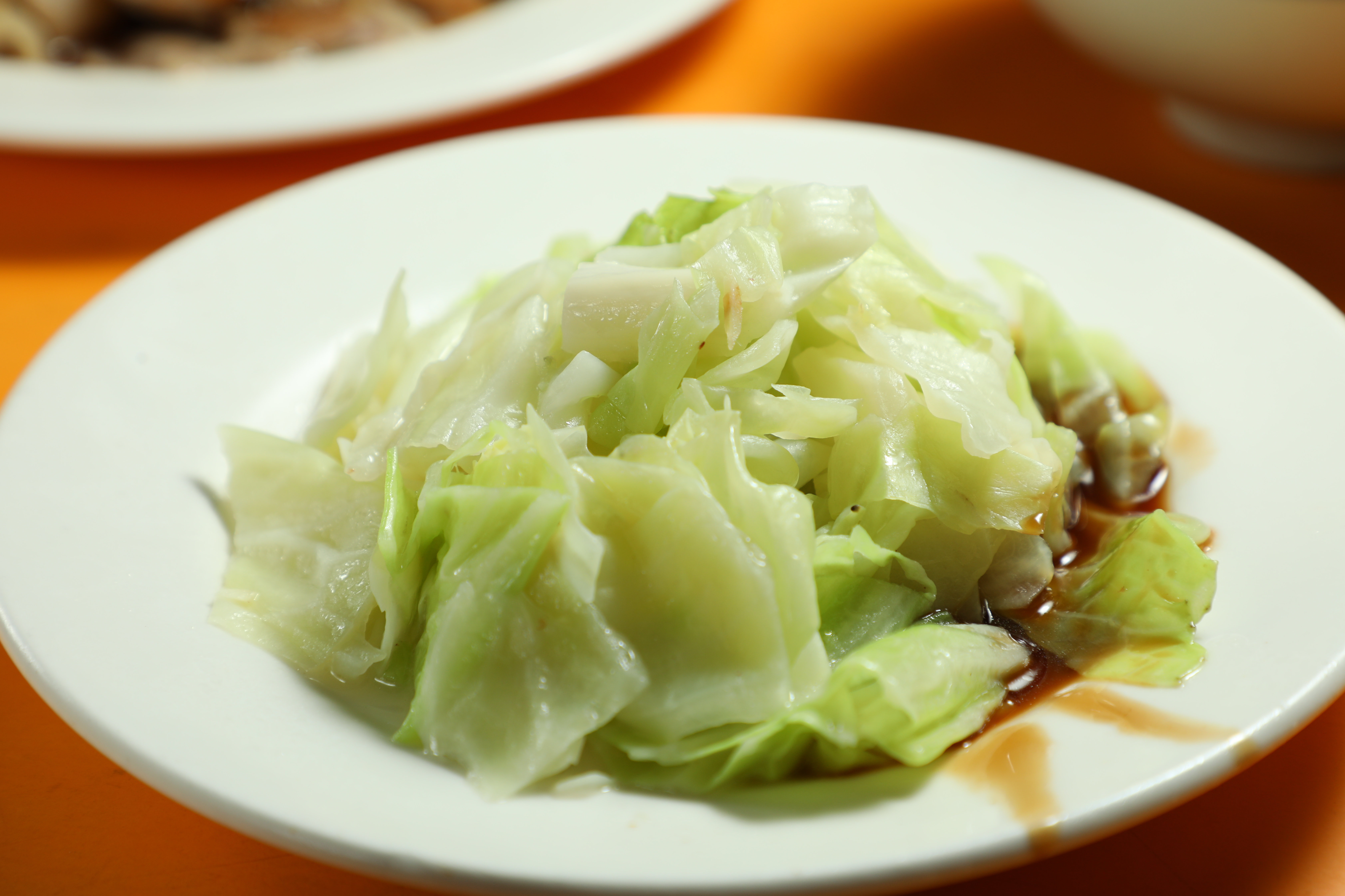 老滷汁讓簡單的「燙高麗菜」更有滋味。(30元/份)