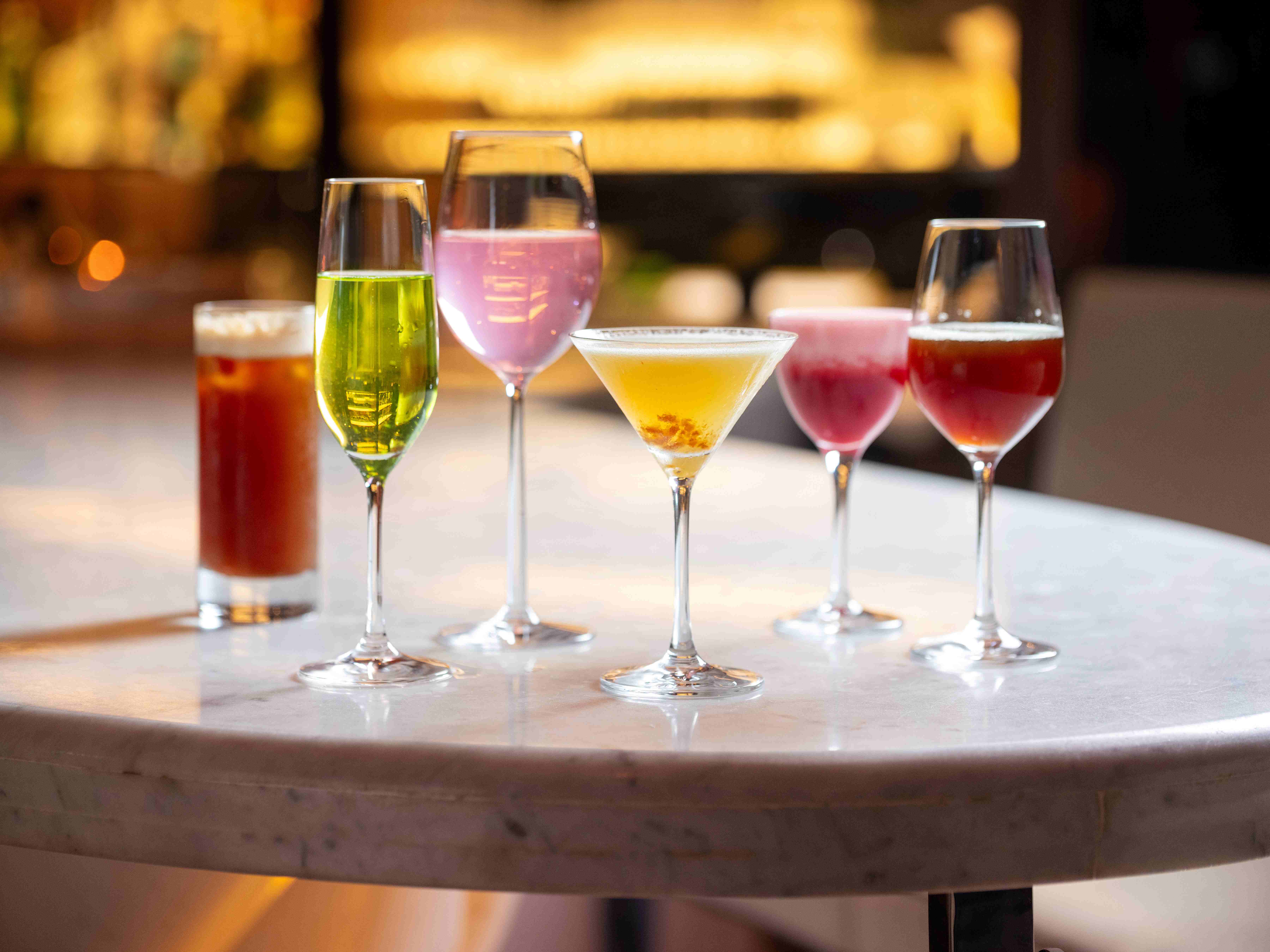 「M.O. Bar」，也從即日起至6月30日推出十週年限定暢飲時光，取材酒店各餐廳之經典元素，推出「文華餅房」、「青隅」、「雅閣」、「文華Café」、「Bencotto」與「The Spa」等6款調酒。（台北文華東方提供）