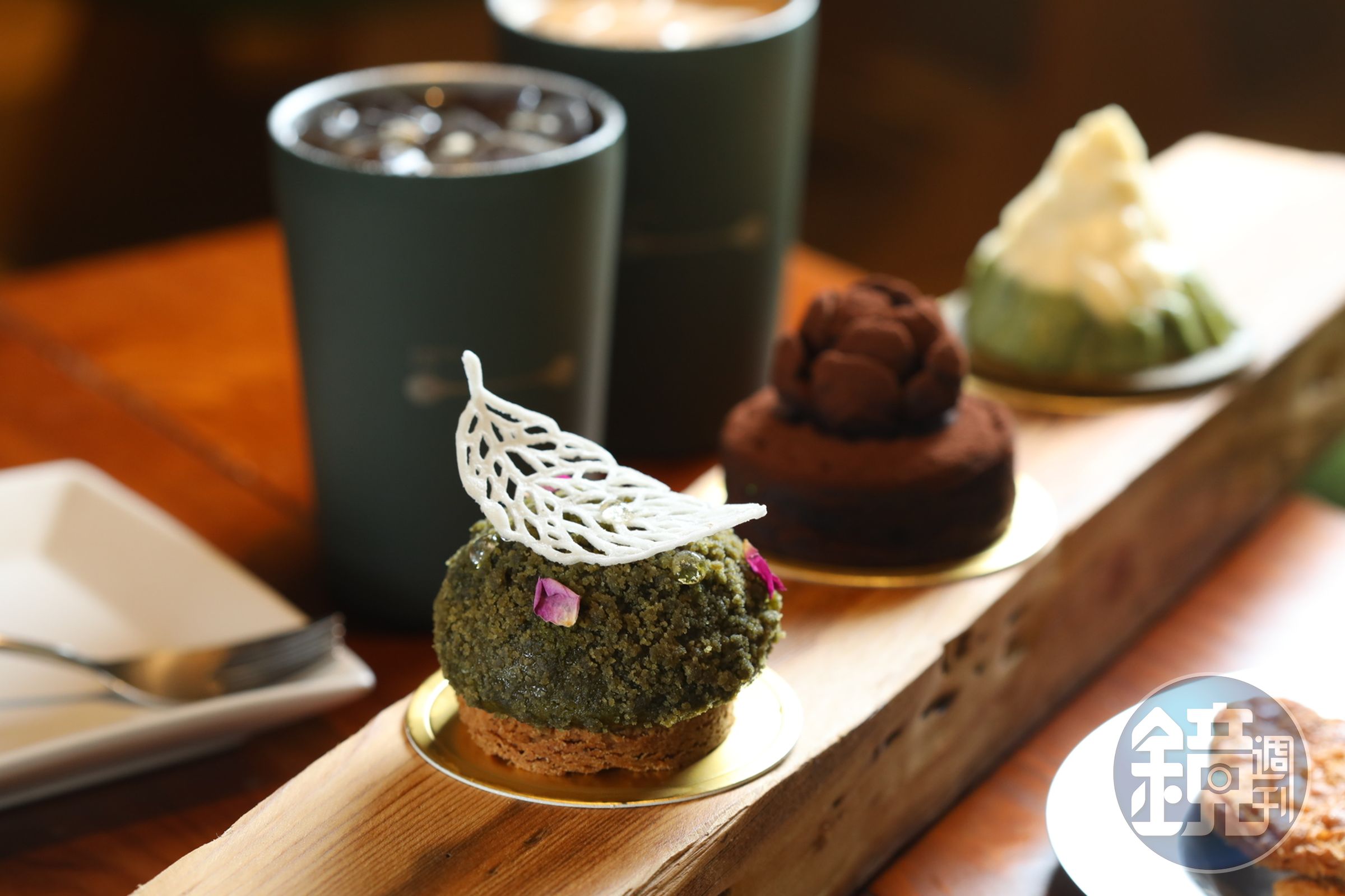 綠帶純植物烘焙製作的3款獨家甜點「玉山」(後)、「松果布朗尼」(中)及「綠色精靈」(前)以蔬果取代蛋奶。(250元/份)