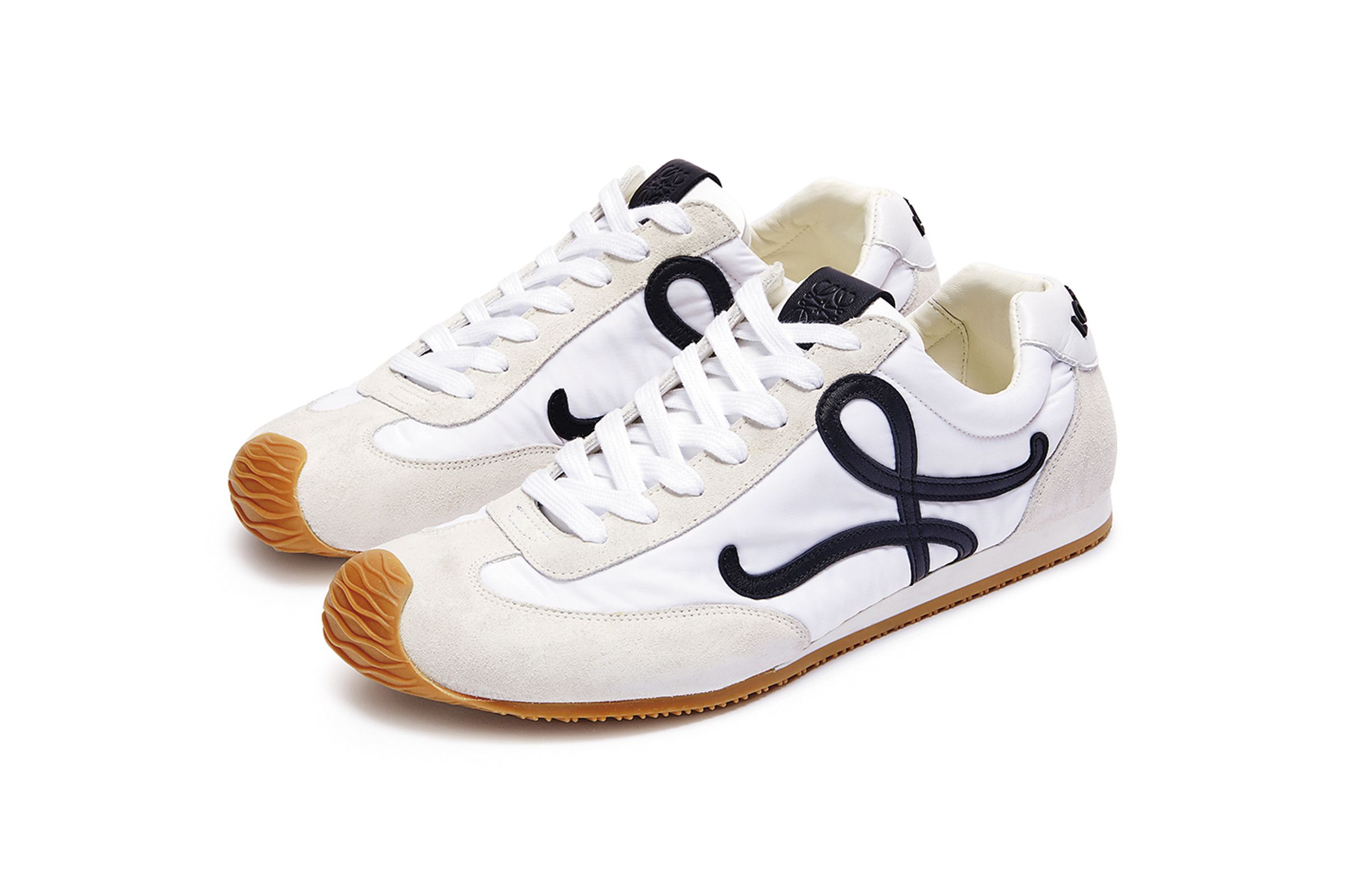 Ballet Runner 2.0白色尼龍和小牛皮運動鞋。NT$26,000（羅威提供）