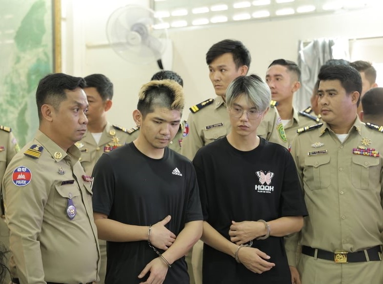 晚安小雞（左2）、同夥阿鬧（右2）出面道歉，但後者在道歉時提及「流量」引起網友們撻伐。（翻攝自《柬中時報》）