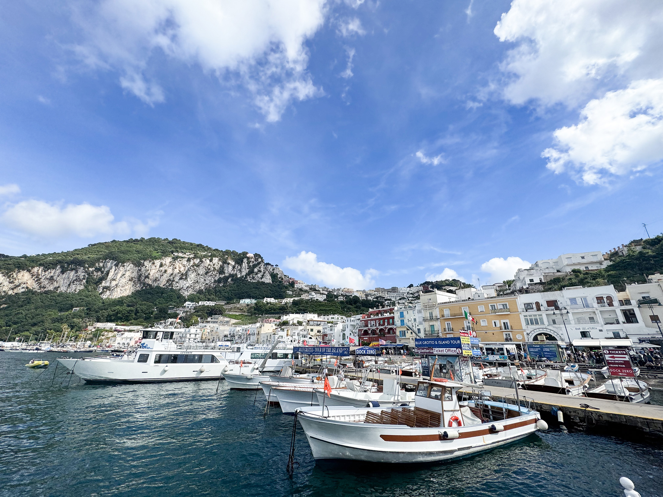 座落拿坡里灣南邊、蘇連多半島外的知名度假勝地「卡布里島（Capri）」，是連羅馬開國君主奧古斯都願意用面積大上好幾倍的依斯基亞島交換的美麗島嶼。