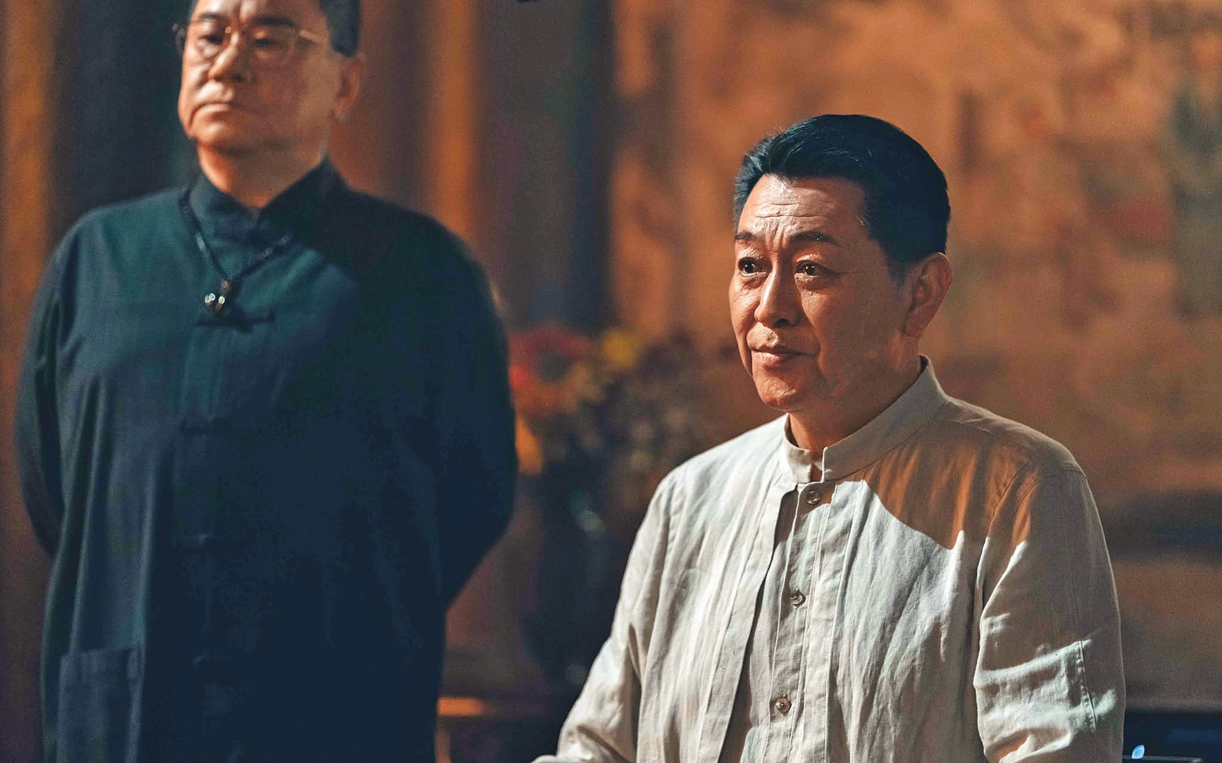 庹宗華 (右)在Netflix影集《黑白清道夫》演宮廟話事人。左為張永正。(Netflix提供)