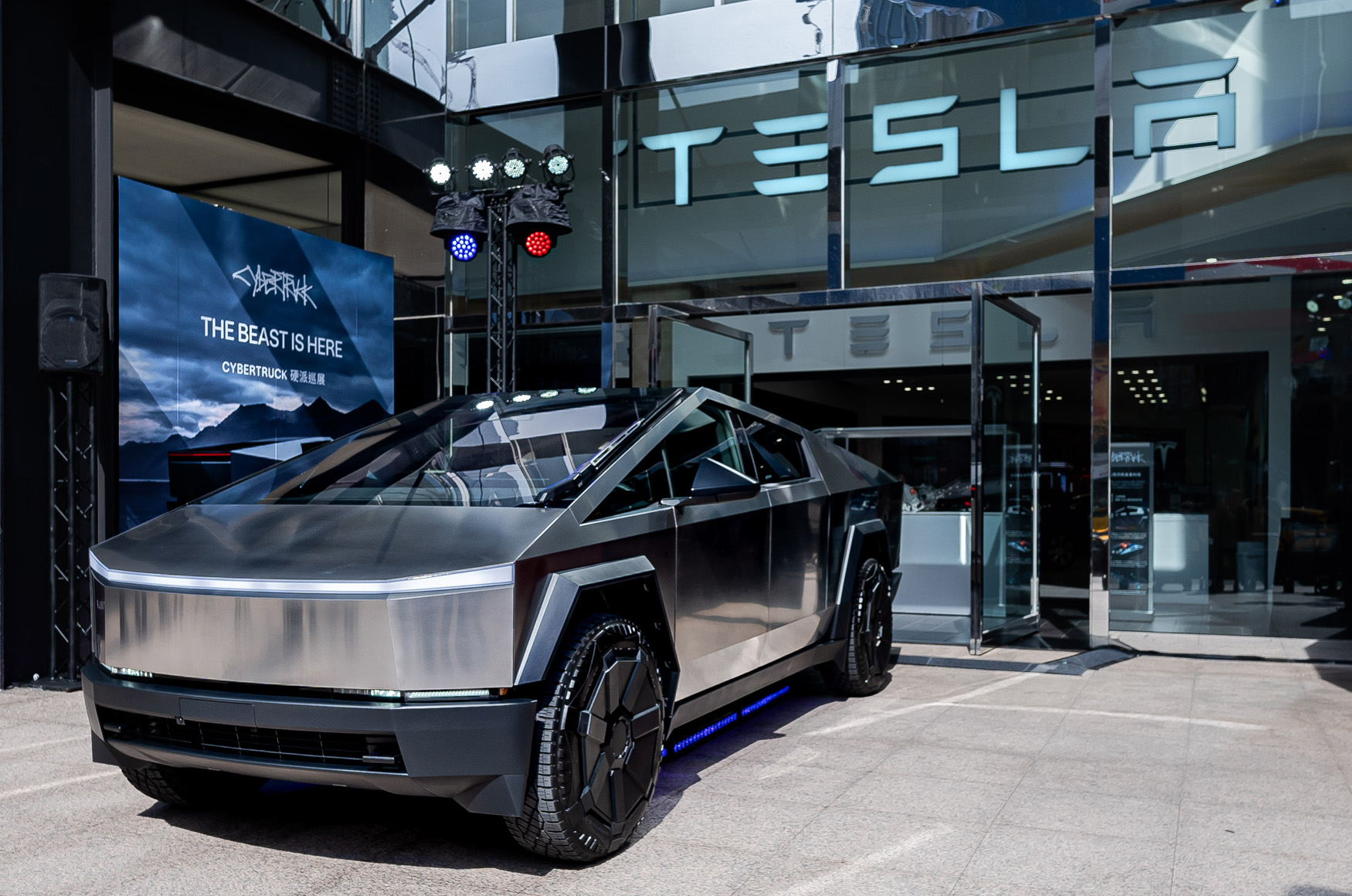 【鏡車焦點】「末日盔甲」來襲！Tesla Cybertruck 台灣巡展正式登場