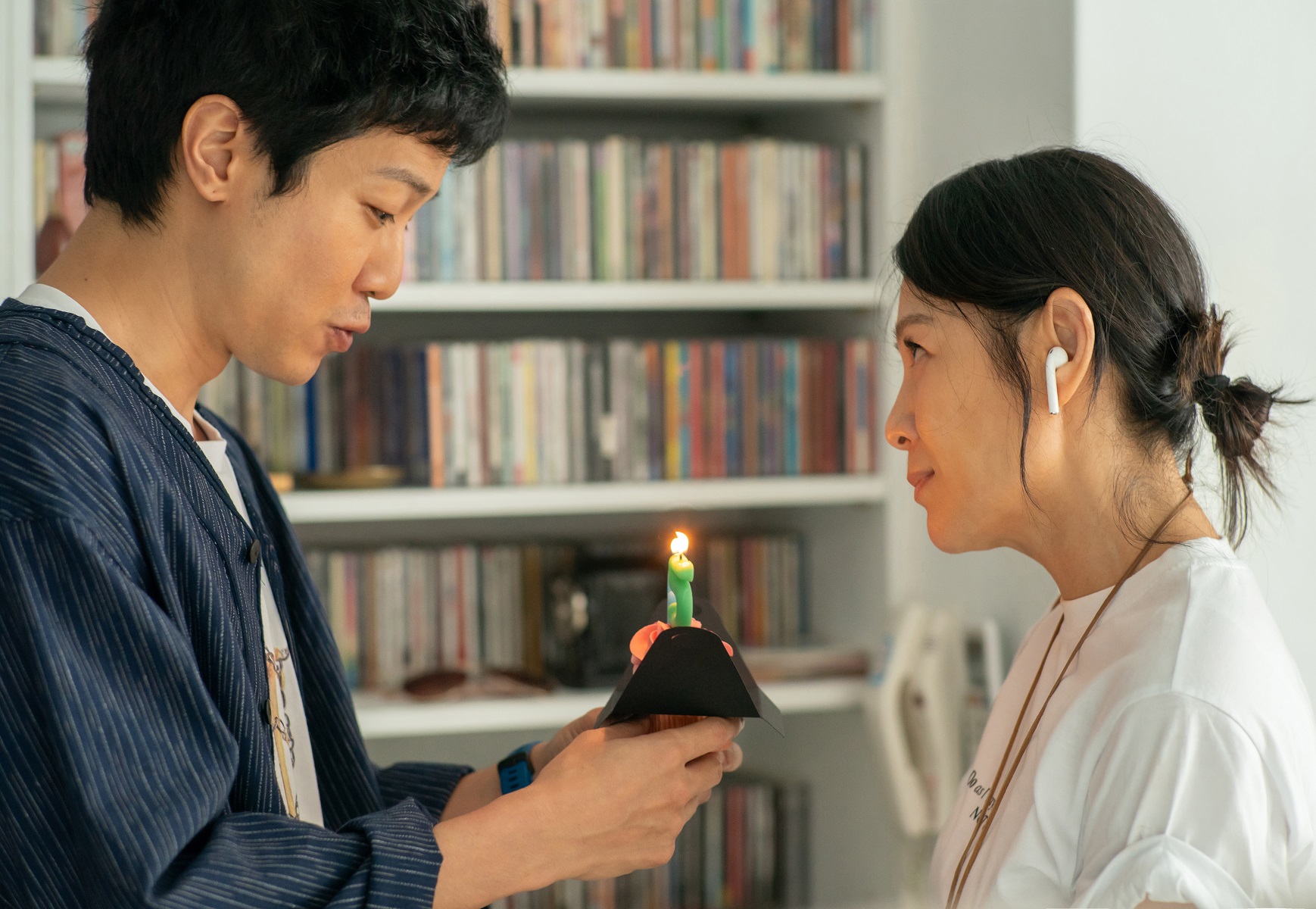 劉若英（右）與薛仕凌（左）在電影《我們意外的勇氣》中飾演姐弟戀多年的情侶。（壹壹喜喜提供）