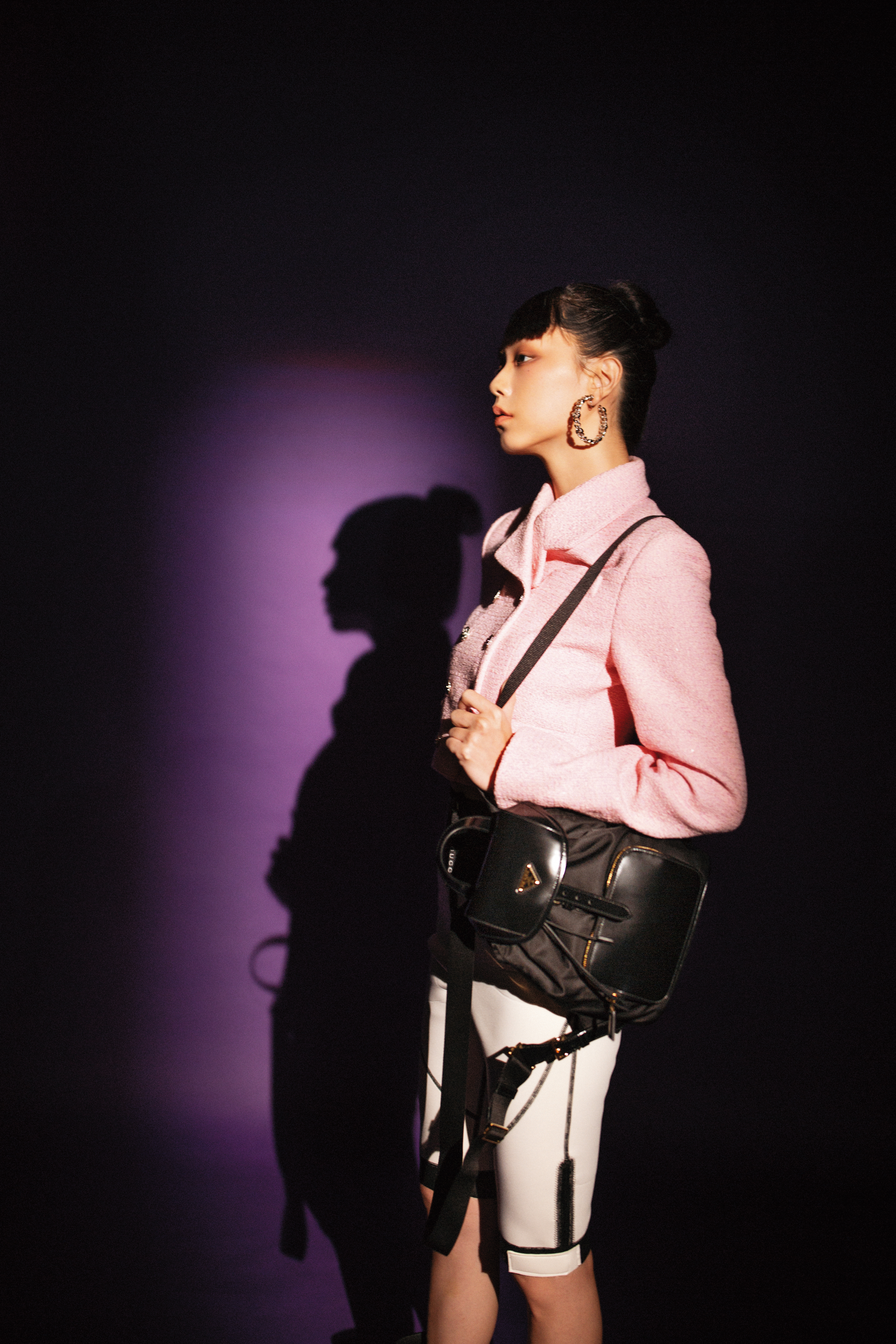 Re-Nylon拋光牛皮背包 NT$82,000 by PRADA；粉色花呢亮片夾克 NT$109,000 by GUCCI；白色潛水騎行短褲 NT$39,000 by GUCCI；Interlocking G單圈耳環 NT$15,600 by GUCCI。