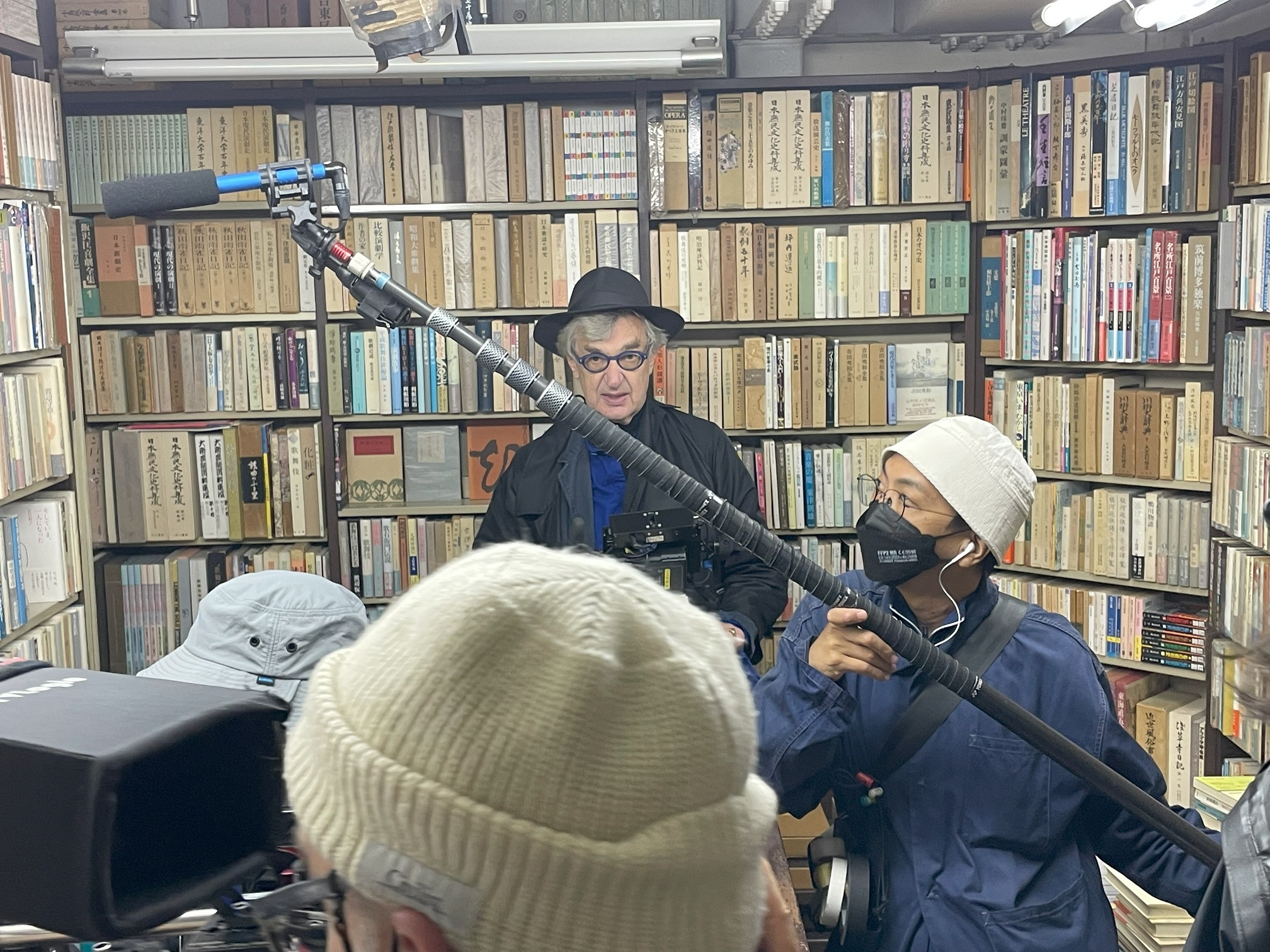 文溫德斯導演(中)在開拍時都會要求清場,僅留必要的人員在拍攝空間中。(甲上娛樂提供)