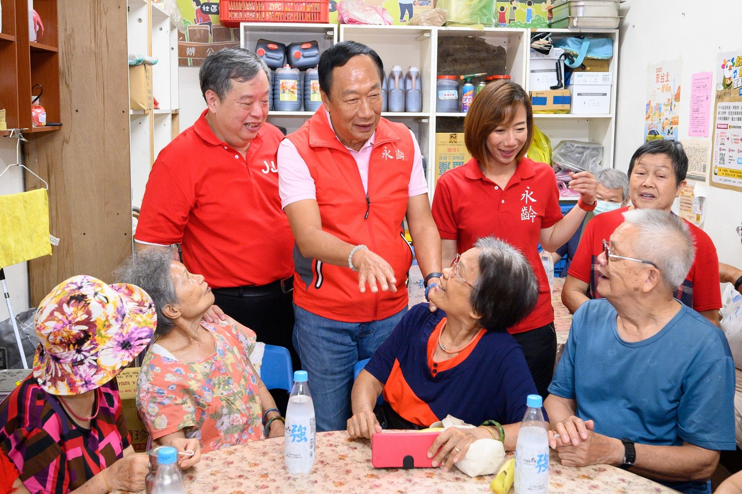 郭台銘(後排左二)與女兒郭曉玲(後排右二)一起探訪年長者。(翻攝永齡慈善教育基金會臉書)