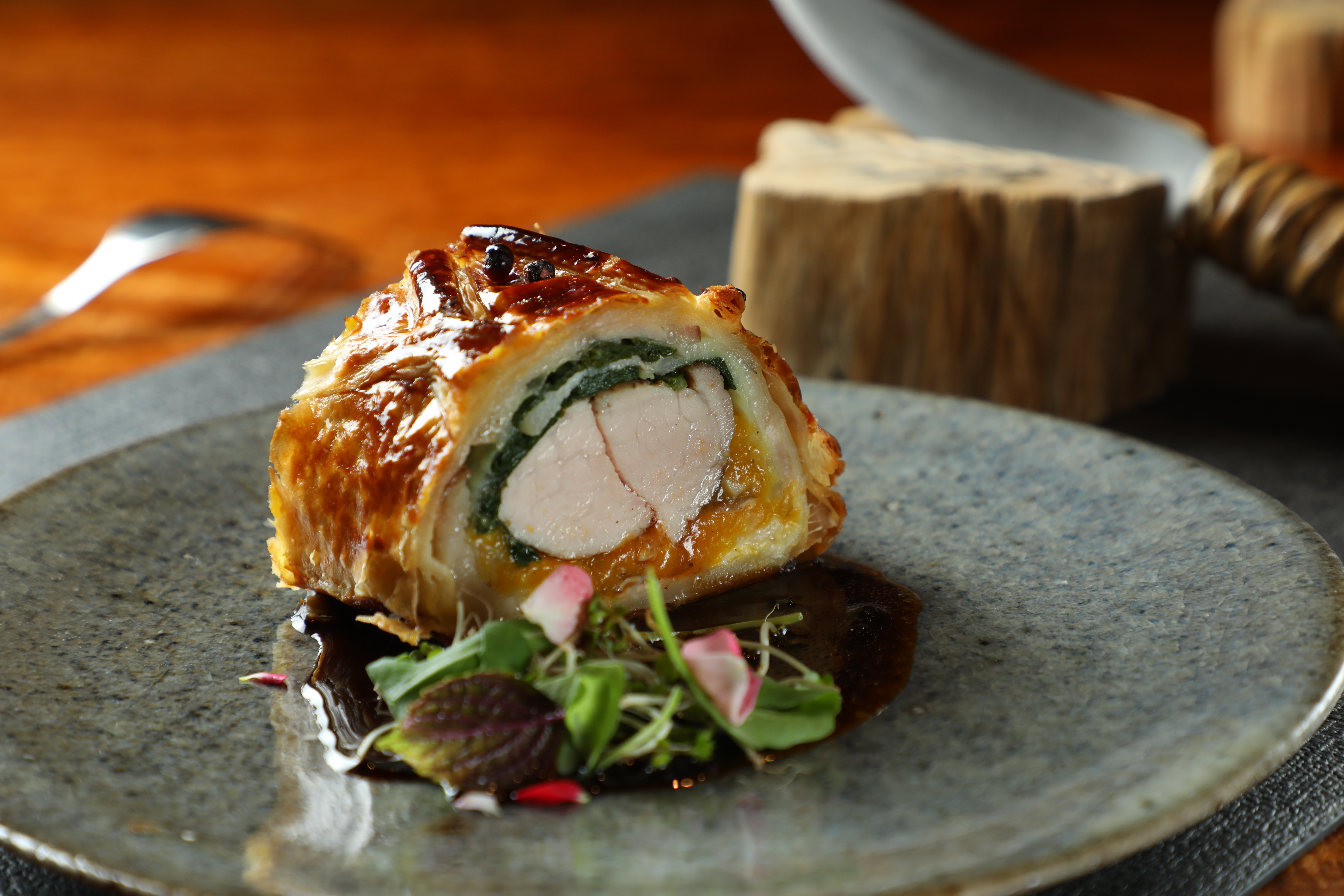 今日主菜是用腿肉堆疊成的台東豬肉捲，以梅子醬、馬告調味。