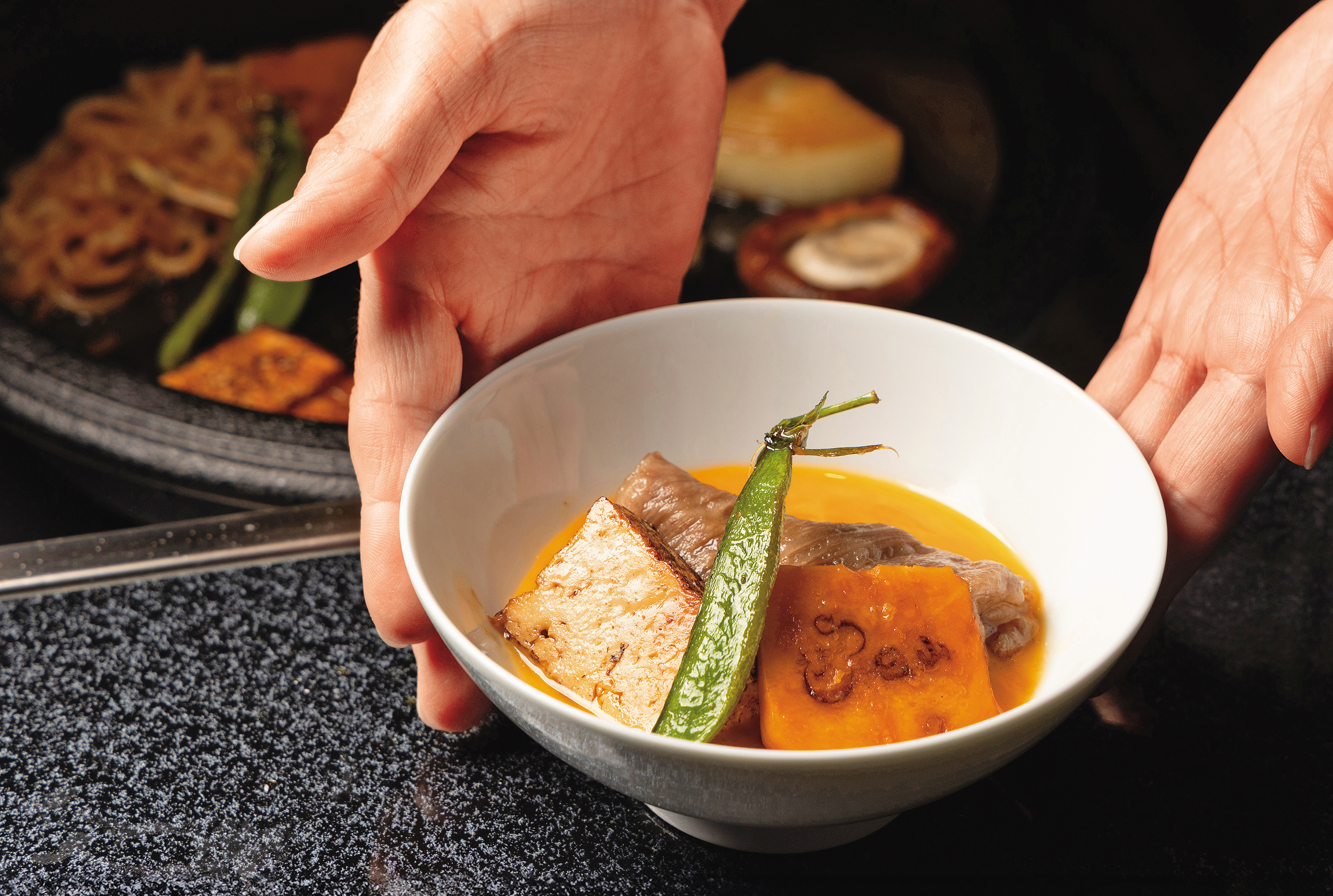 開在日本橋人形町的日山，曾以這一碗樸素的和牛壽喜燒，連續10年拿下東京米其林一星。（4,880元極上日山套餐菜色）