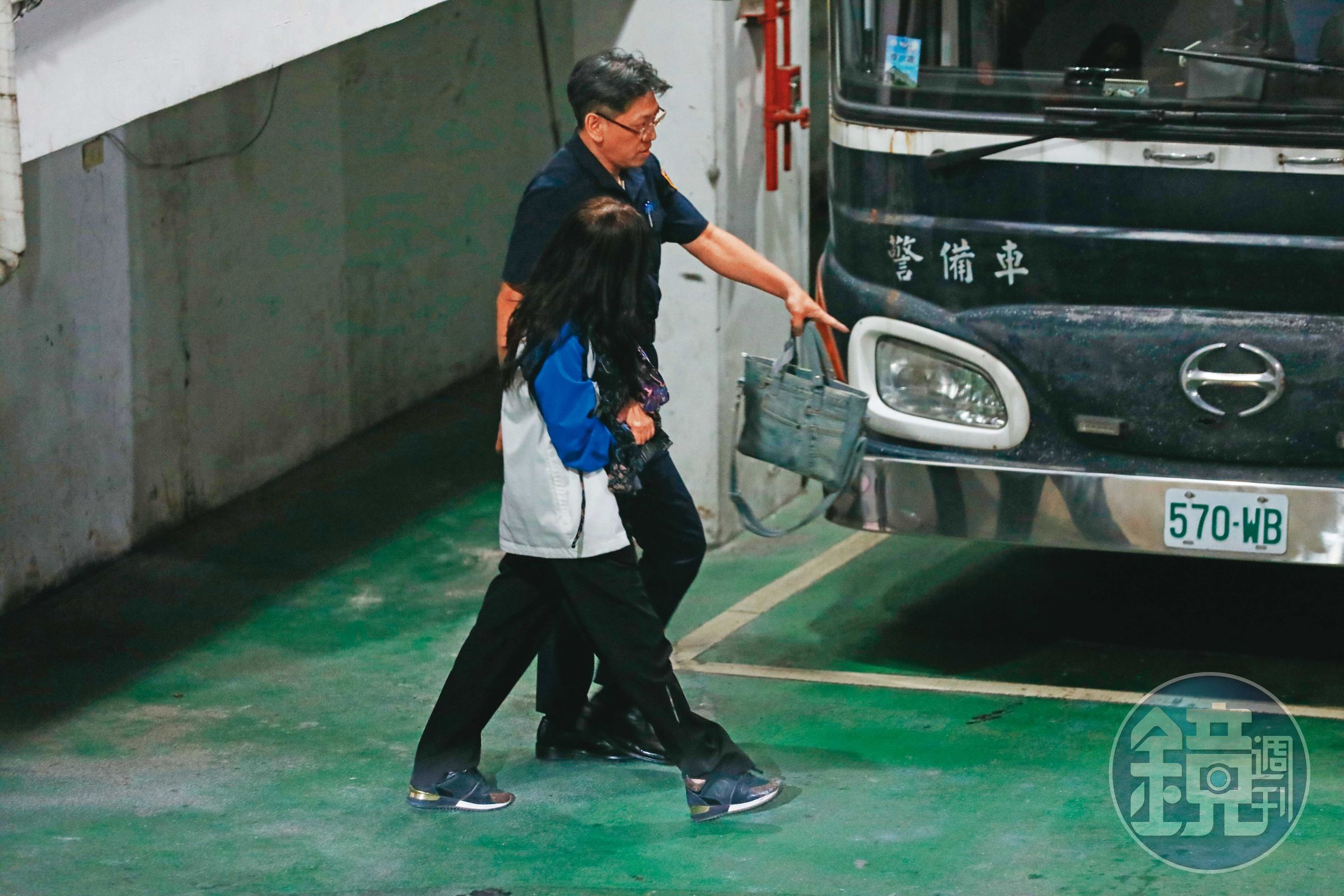 應曉薇涉嫌收取京華城創辦人沈慶京賄款,台北地院裁定將她羈押禁見。