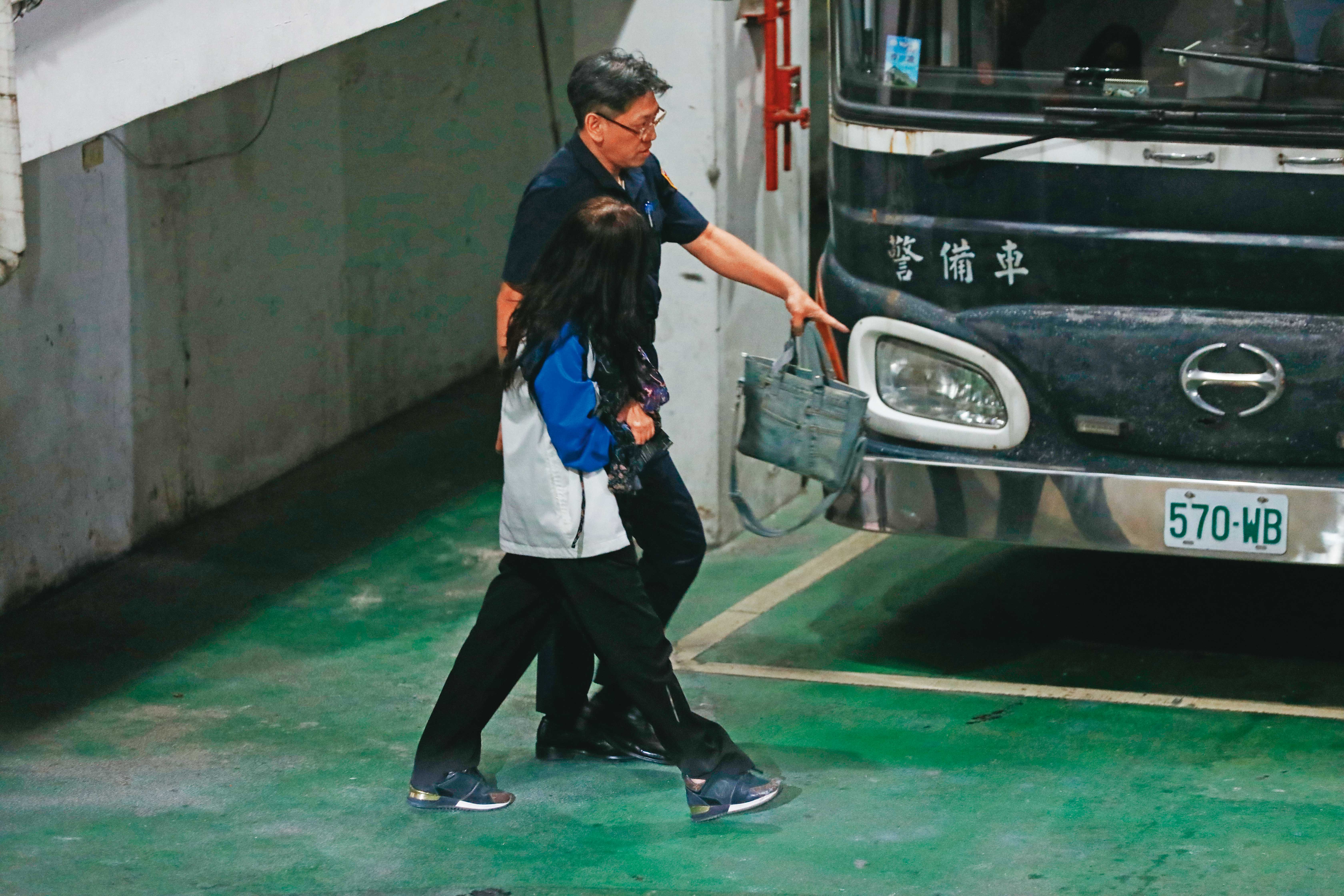 應曉薇涉嫌收取京華城創辦人沈慶京賄款，台北地院裁定將她羈押禁見。