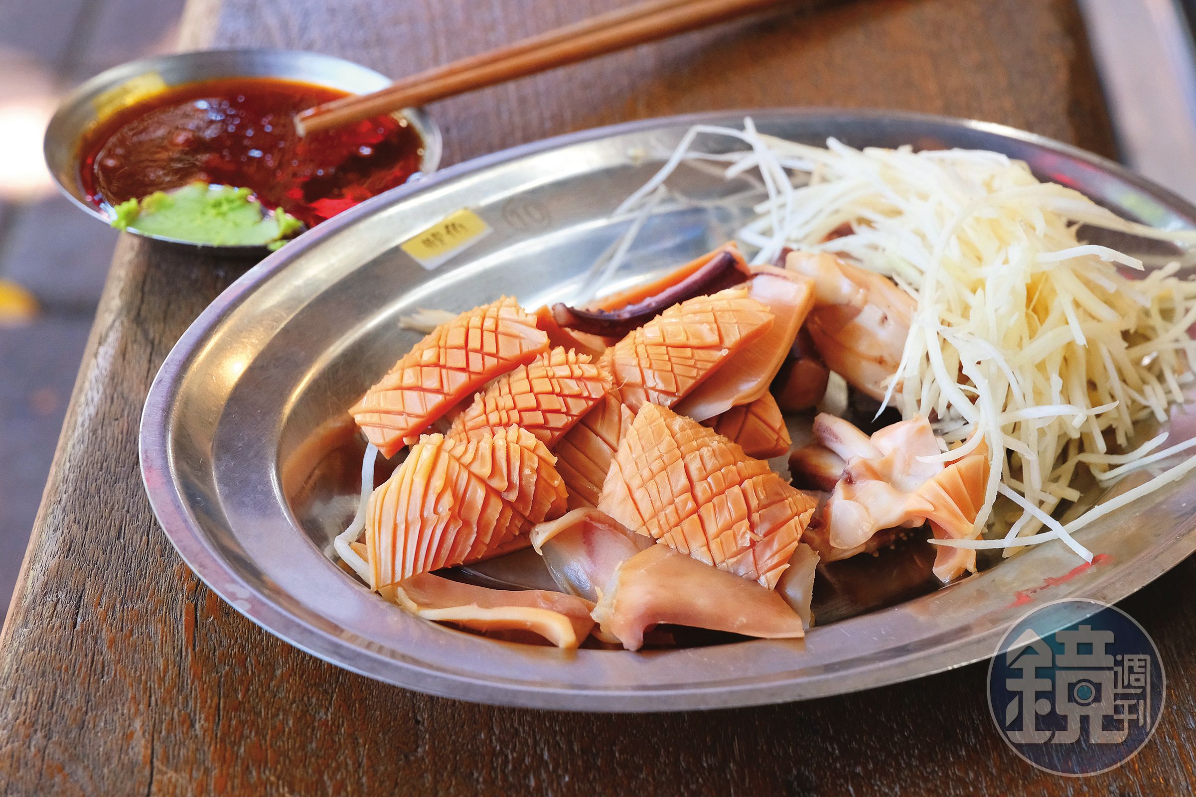 一個人來吃，可以點半尾「清燙魷魚」，今天的配菜是薑絲。（230元／半尾、450元／大尾、500元／特大）