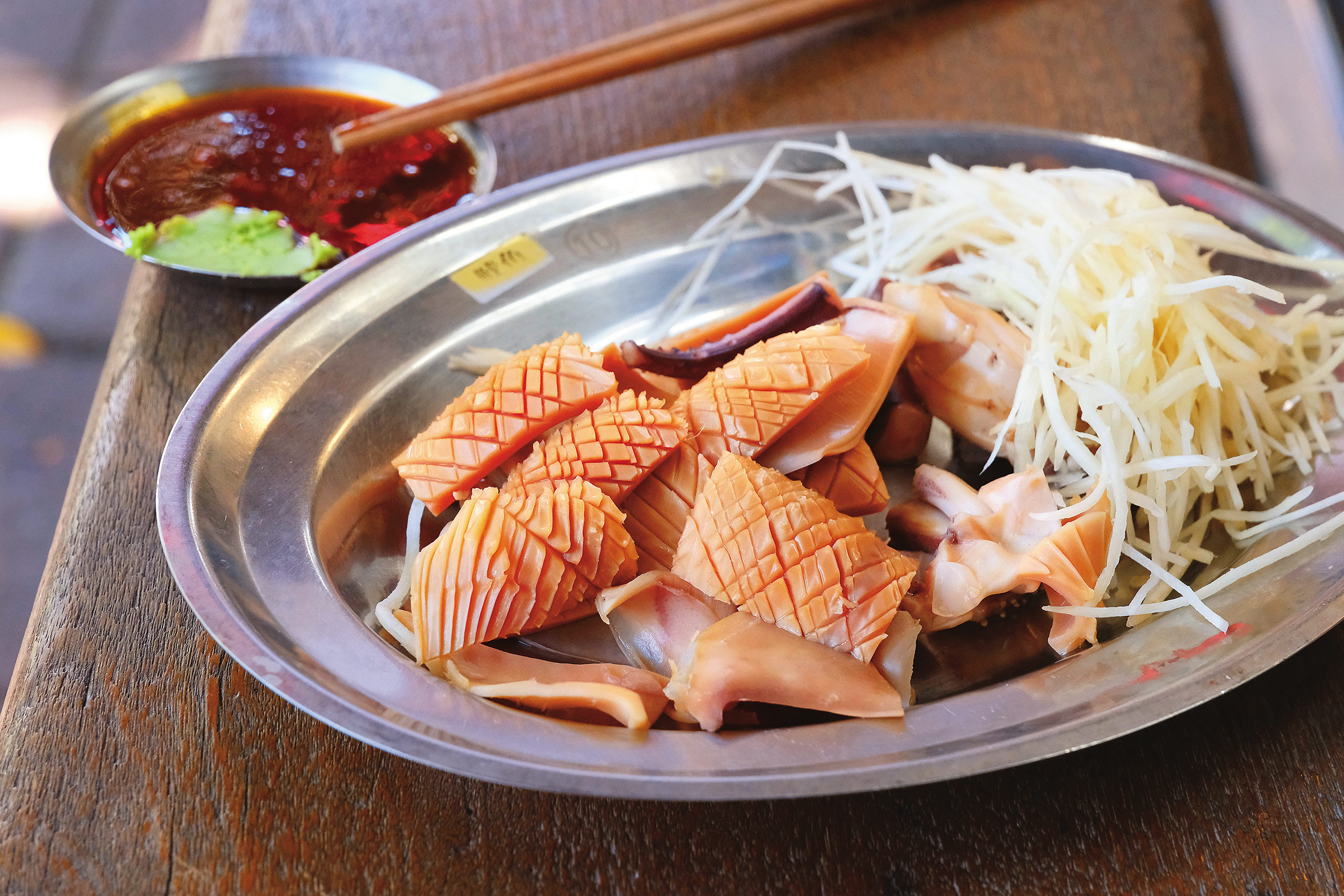 一個人來吃,可以點半尾「清燙魷魚」,今天的配菜是薑絲。(230元/半尾、450元/大尾、500元/特大)