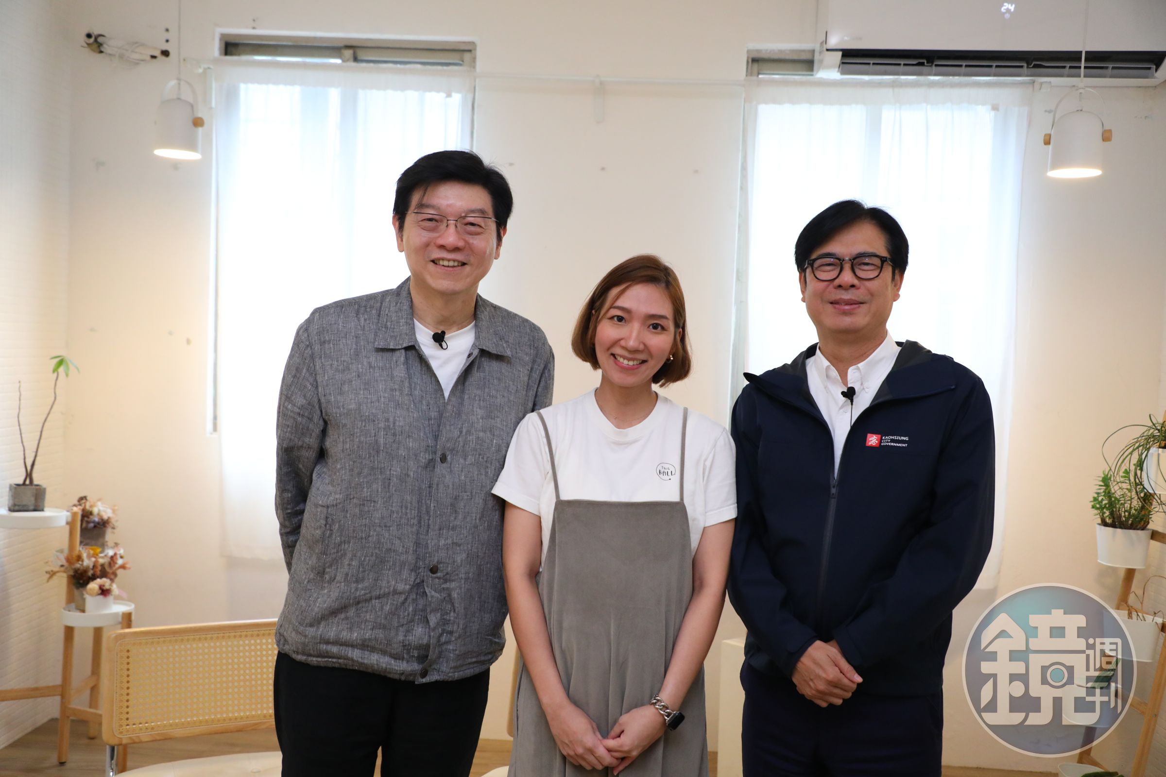 陳世璉（中）的「ThisBALL手燒鬆餅球」也參加了高雄市的青年品牌攤車輔導計畫，右為高雄市長陳其邁，左為鏡週刊社長裴偉。