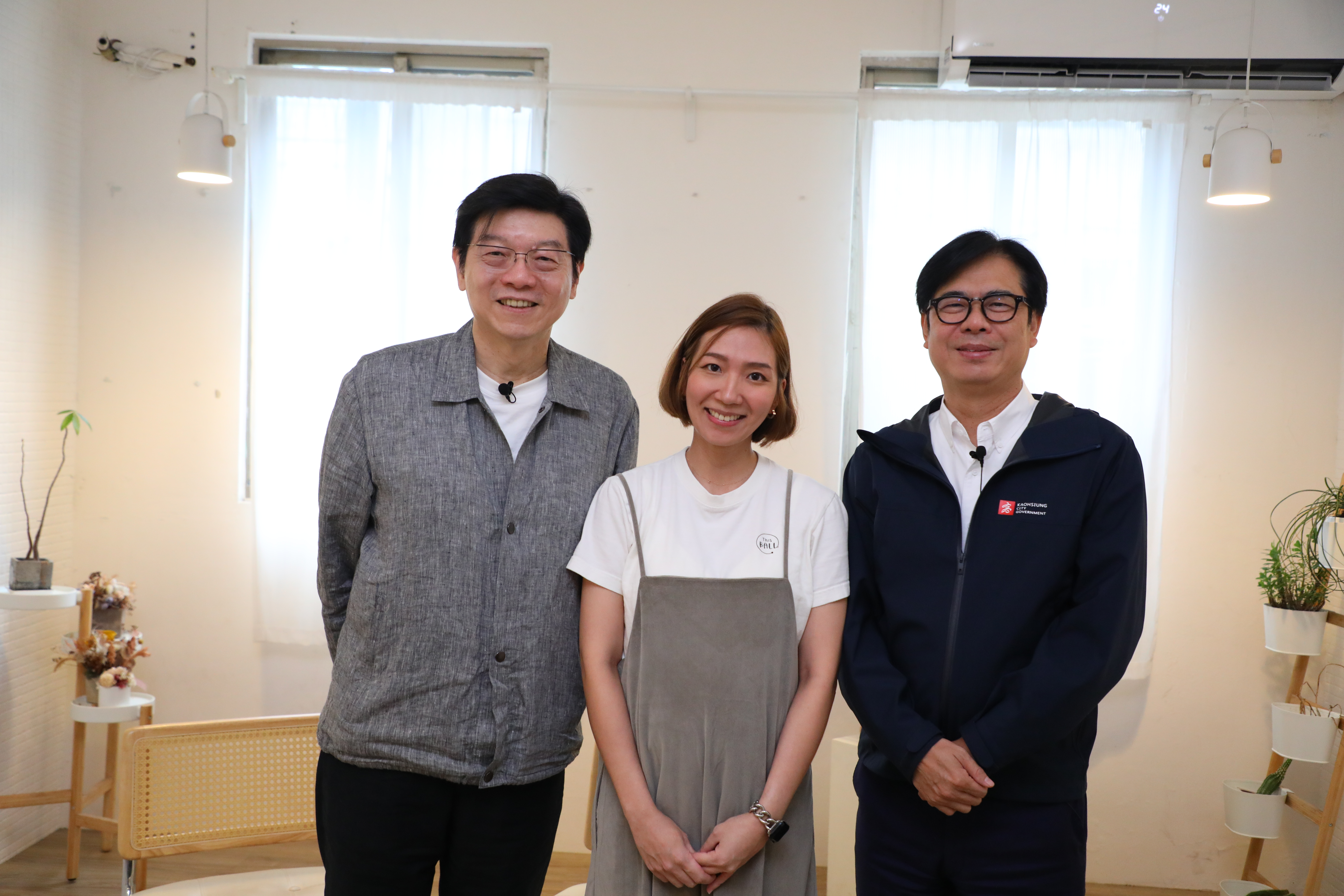 陳世璉（中）的「ThisBALL手燒鬆餅球」也參加了高雄市的青年品牌攤車輔導計畫，右為高雄市長陳其邁，左為鏡週刊社長裴偉。