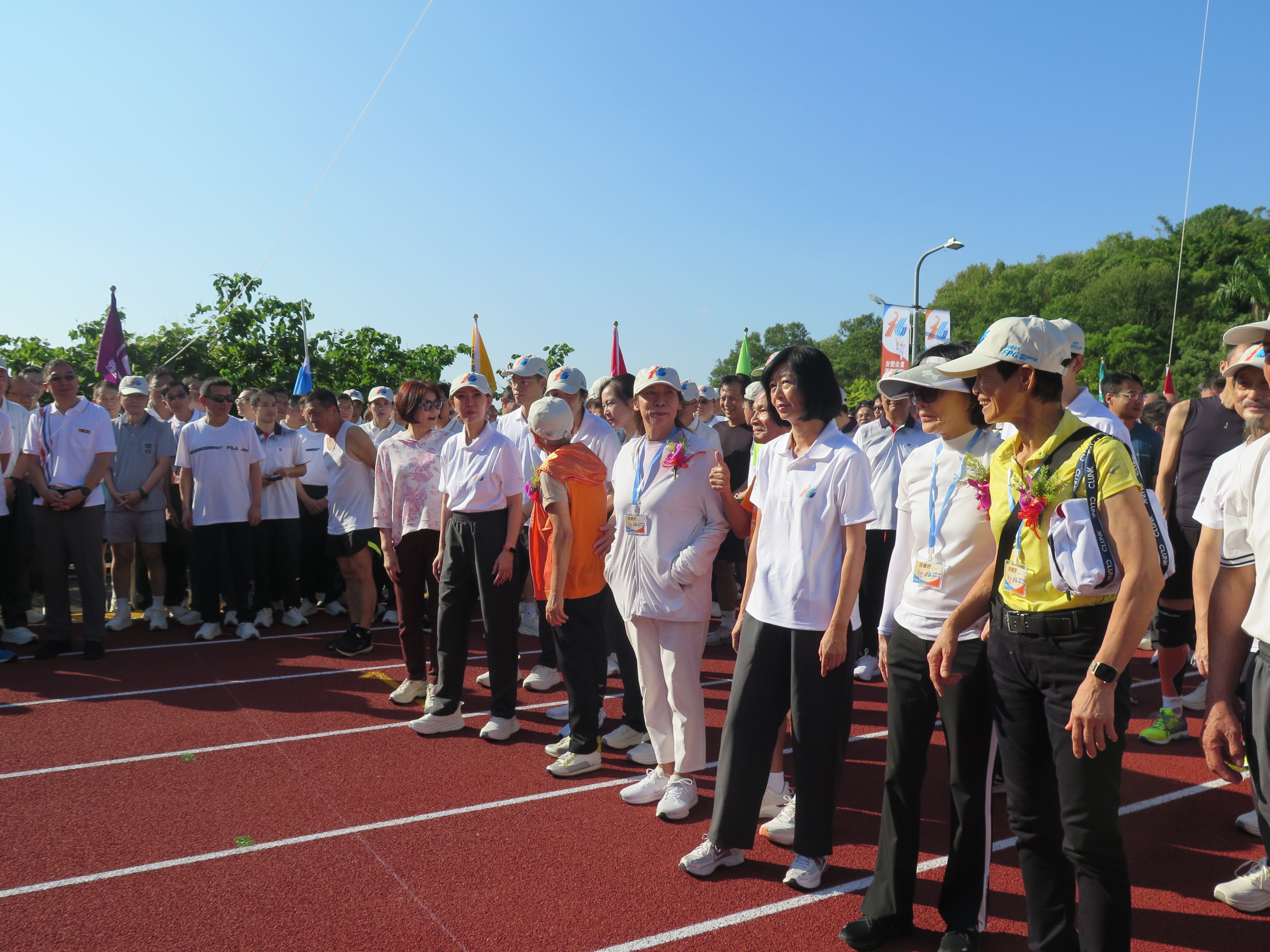 台塑運動會的主管5,000公尺慢跑活動,今年由總裁吳嘉昭鳴槍,台塑管理中心常委王瑞華、王瑞瑜上場。