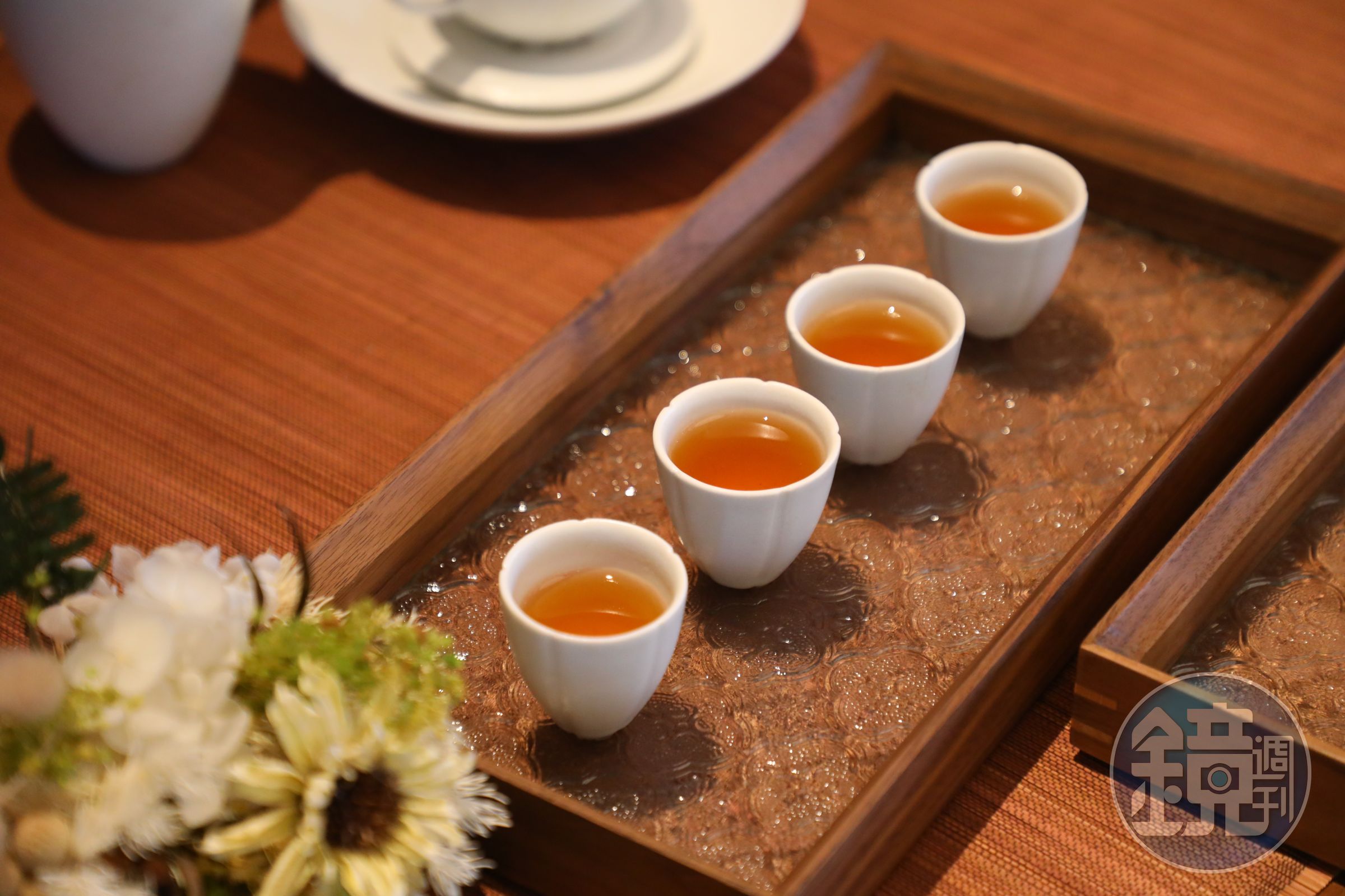製茶師選用帶有果香與蜜甜香的重發酵「紅烏龍」，喝了會回甘。