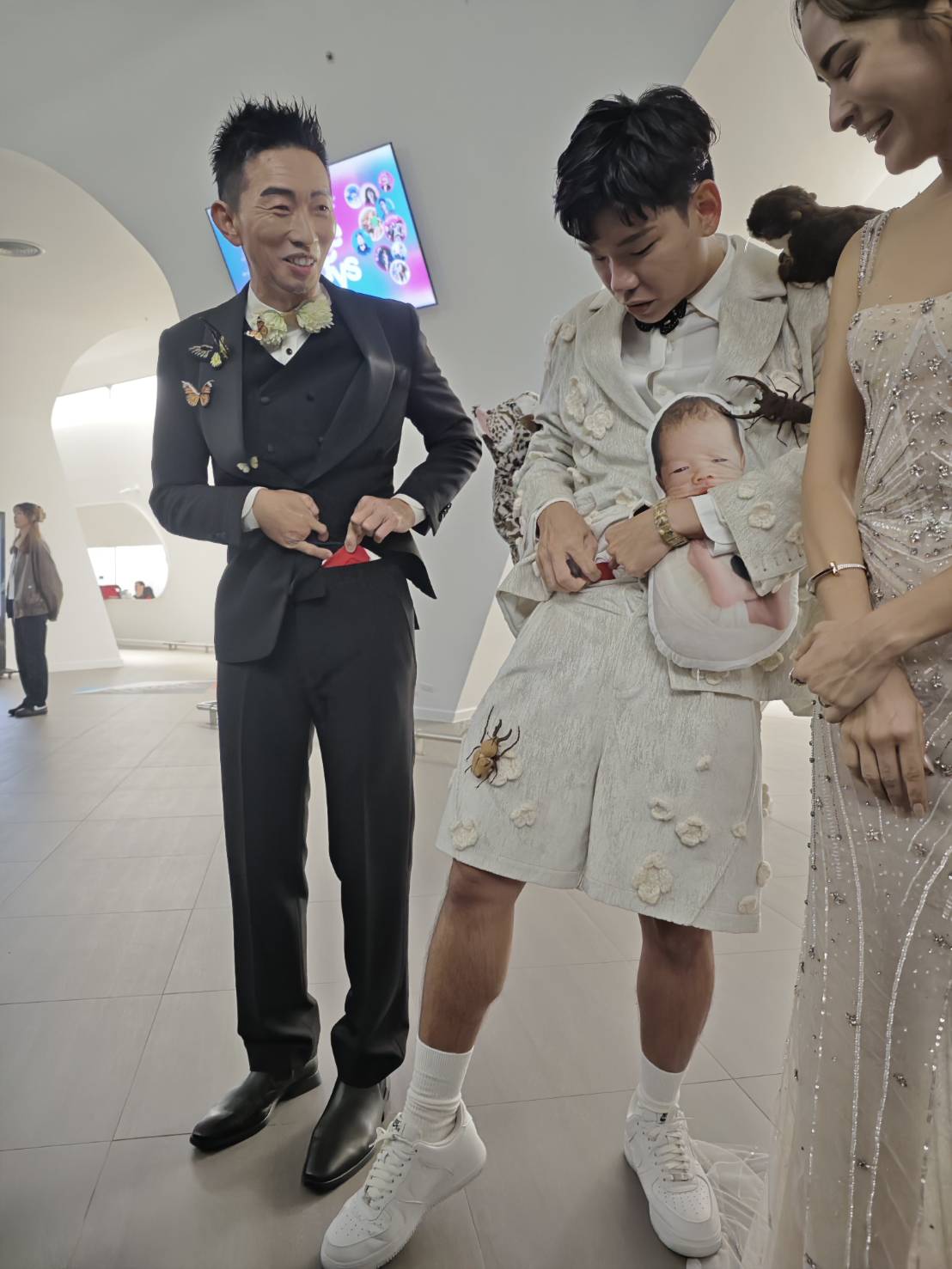 黃仕傑、八弟(蕭志瑋)在後台受訪時拉起紅內褲展示給記者看。