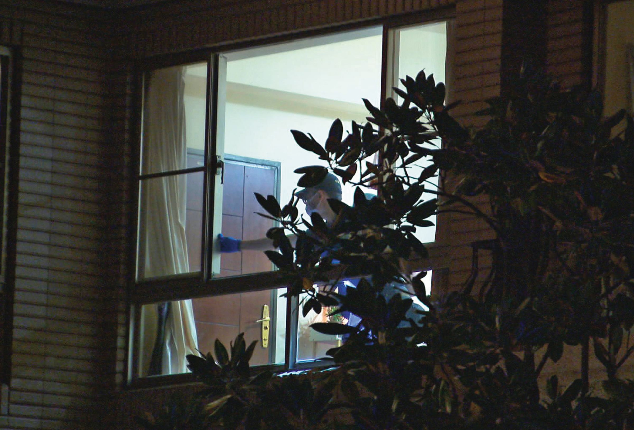 新北三重爆發滅門血案，鑑識人員到場採證。（鏡新聞提供）